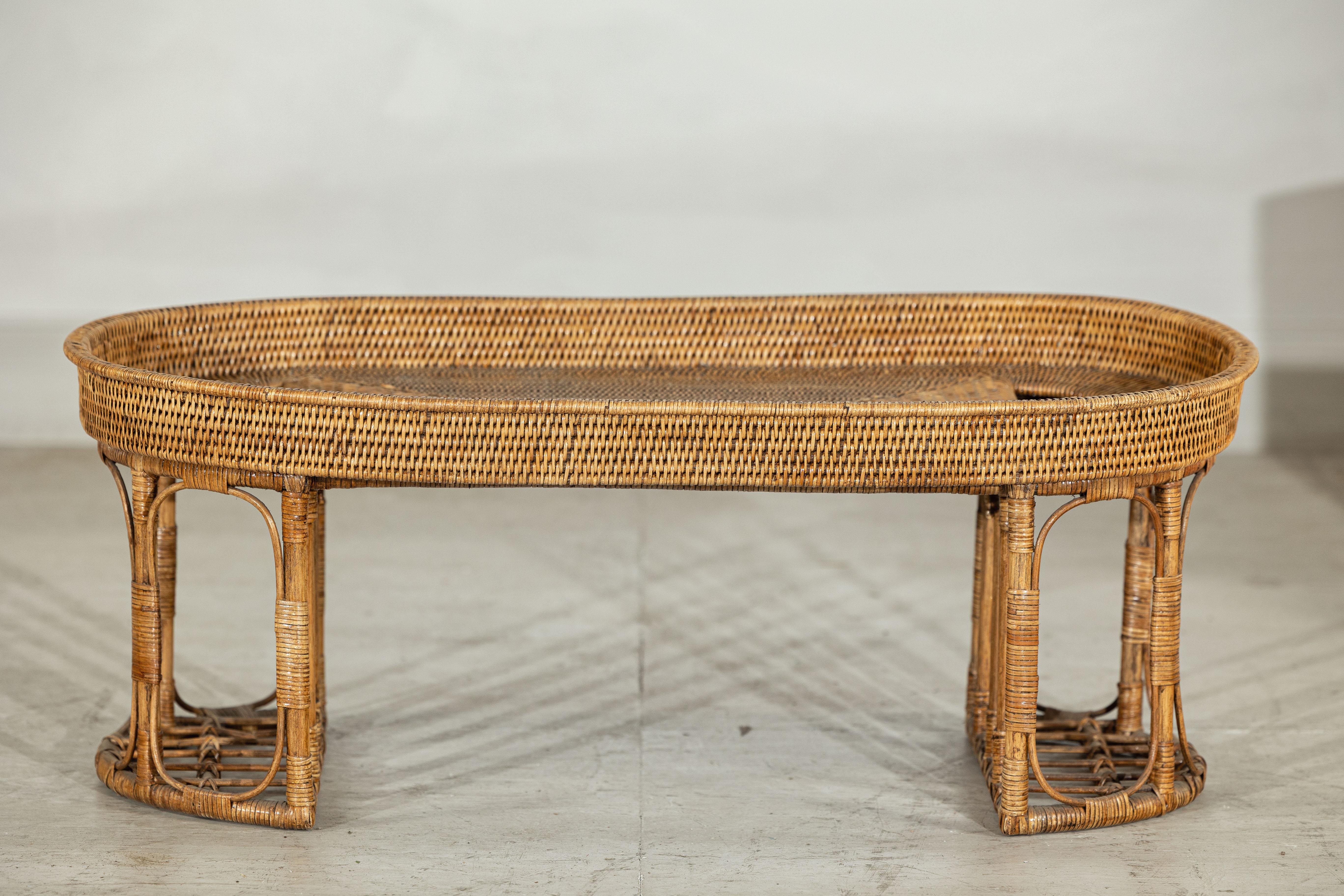 Tavolo o tavolino da caffè ovale in rattan vintage con bordo rialzato in vendita 3