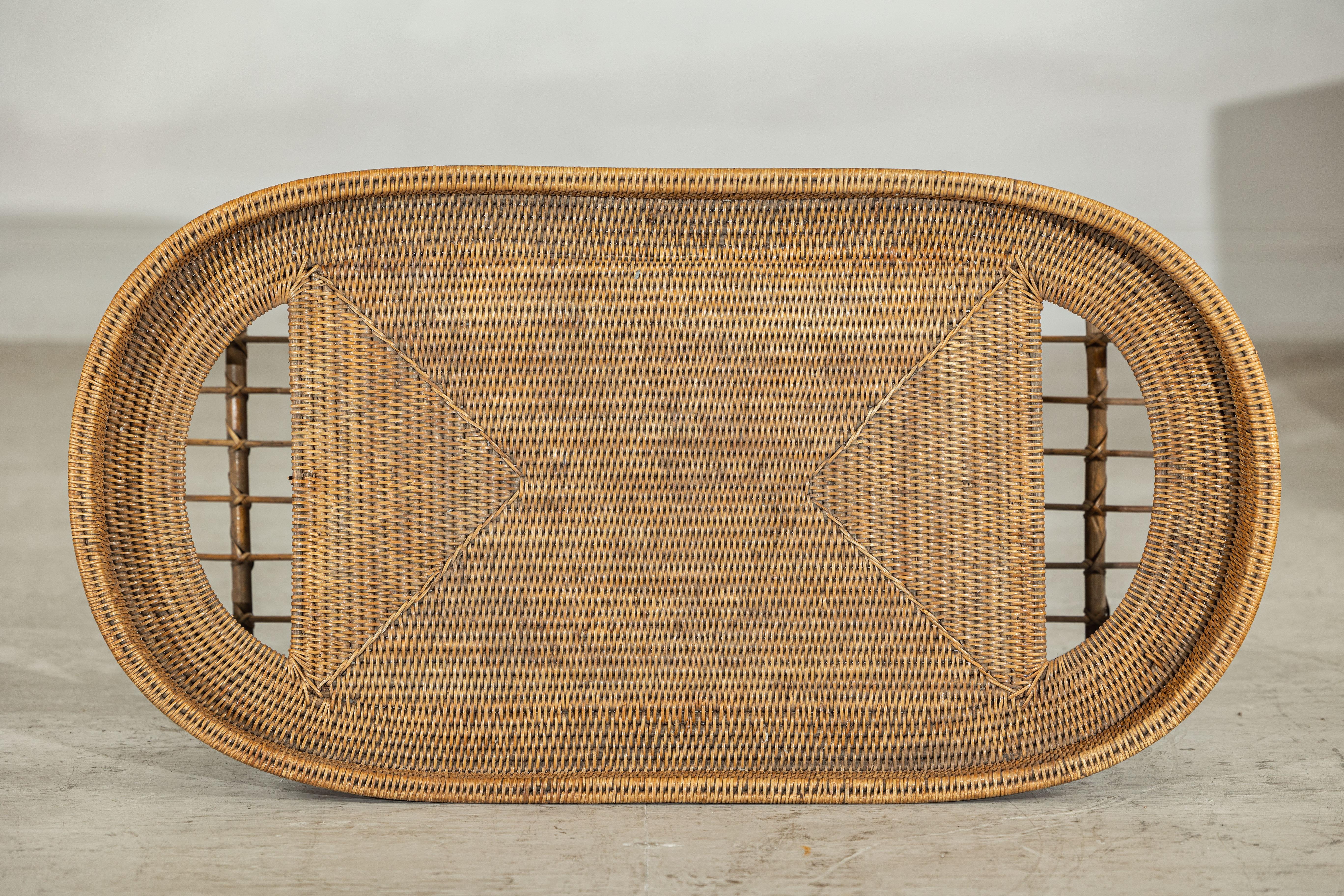 Tavolo o tavolino da caffè ovale in rattan vintage con bordo rialzato in vendita 4