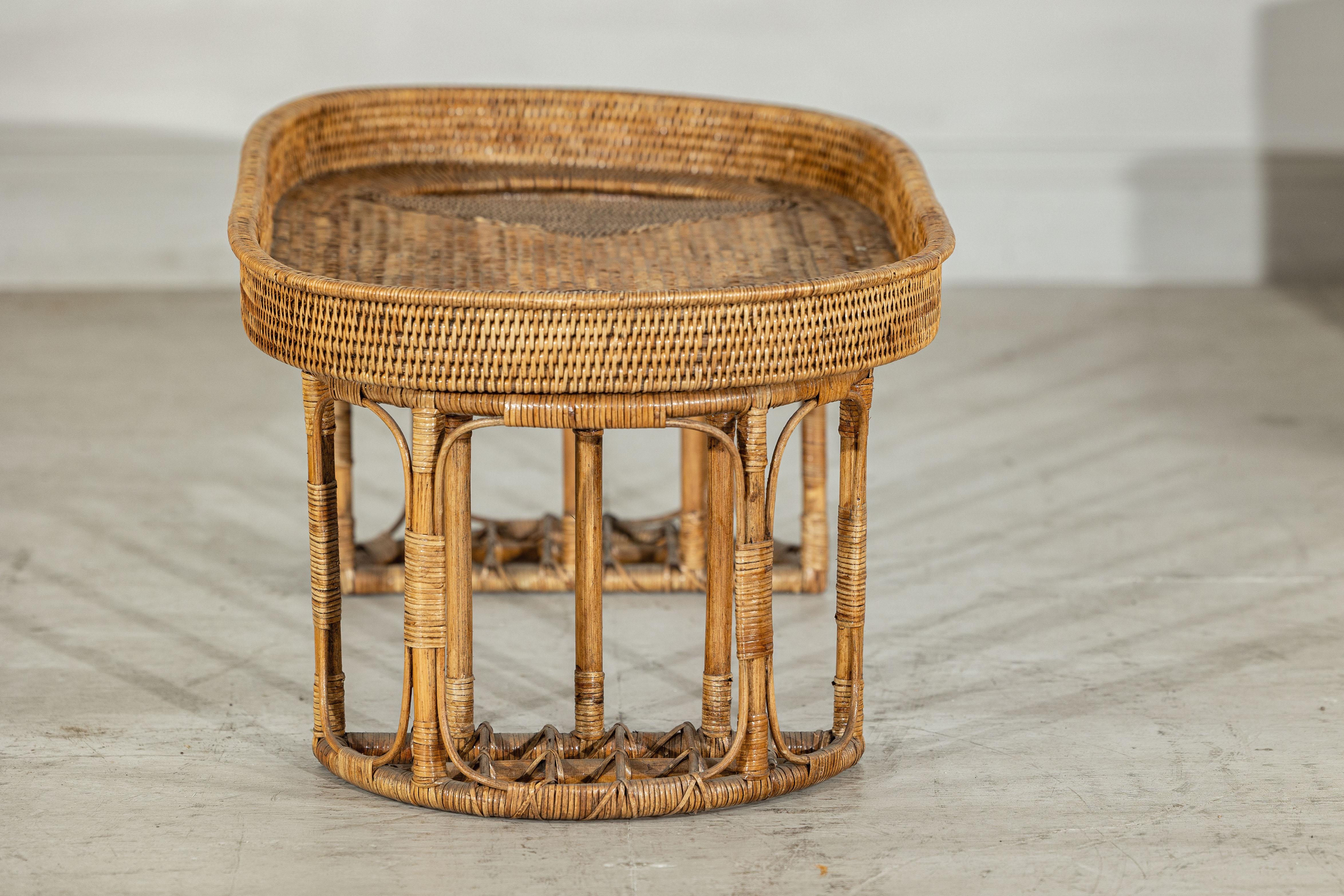 Tavolo o tavolino da caffè ovale in rattan vintage con bordo rialzato in vendita 5