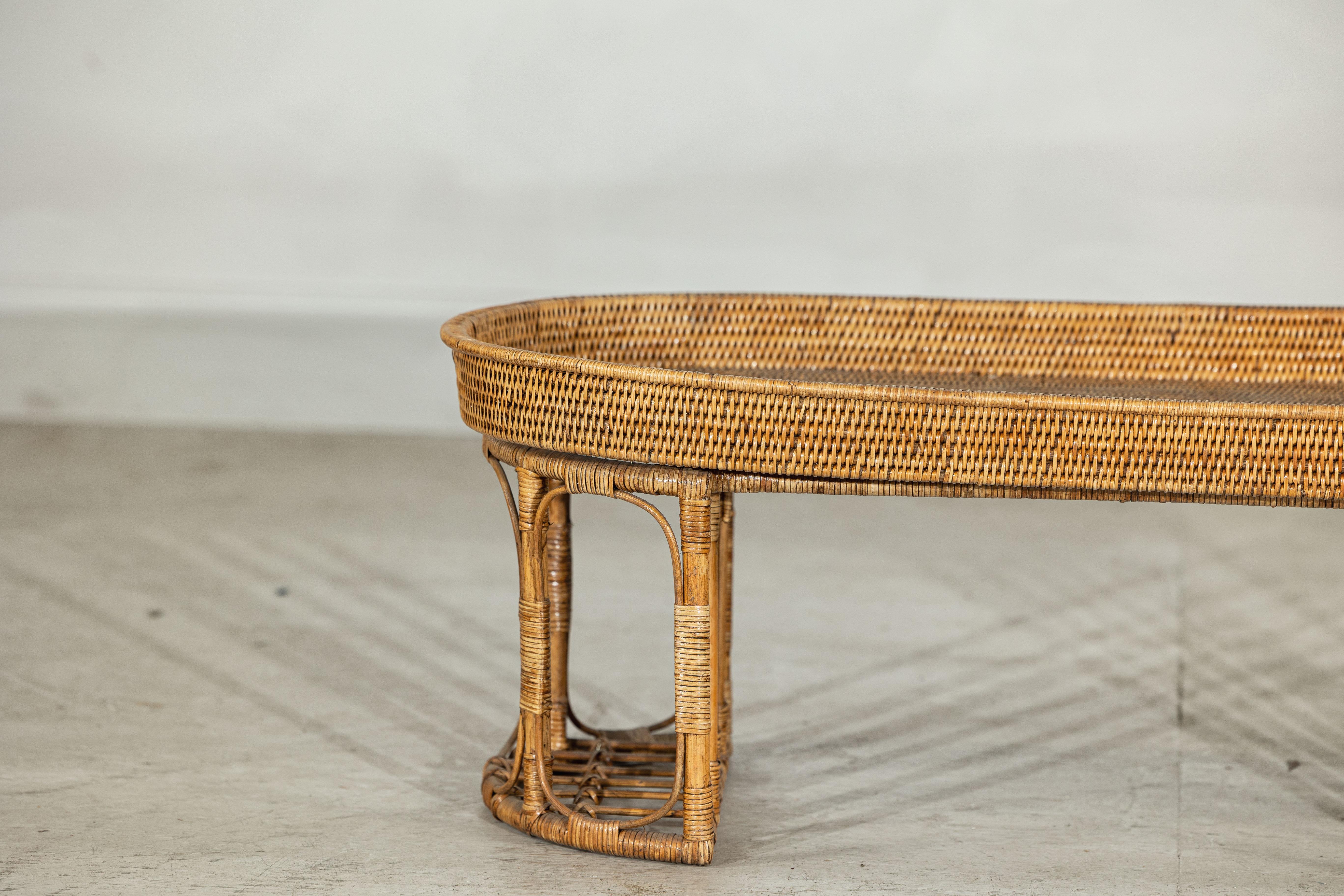 Tessuto a mano Tavolo o tavolino da caffè ovale in rattan vintage con bordo rialzato in vendita