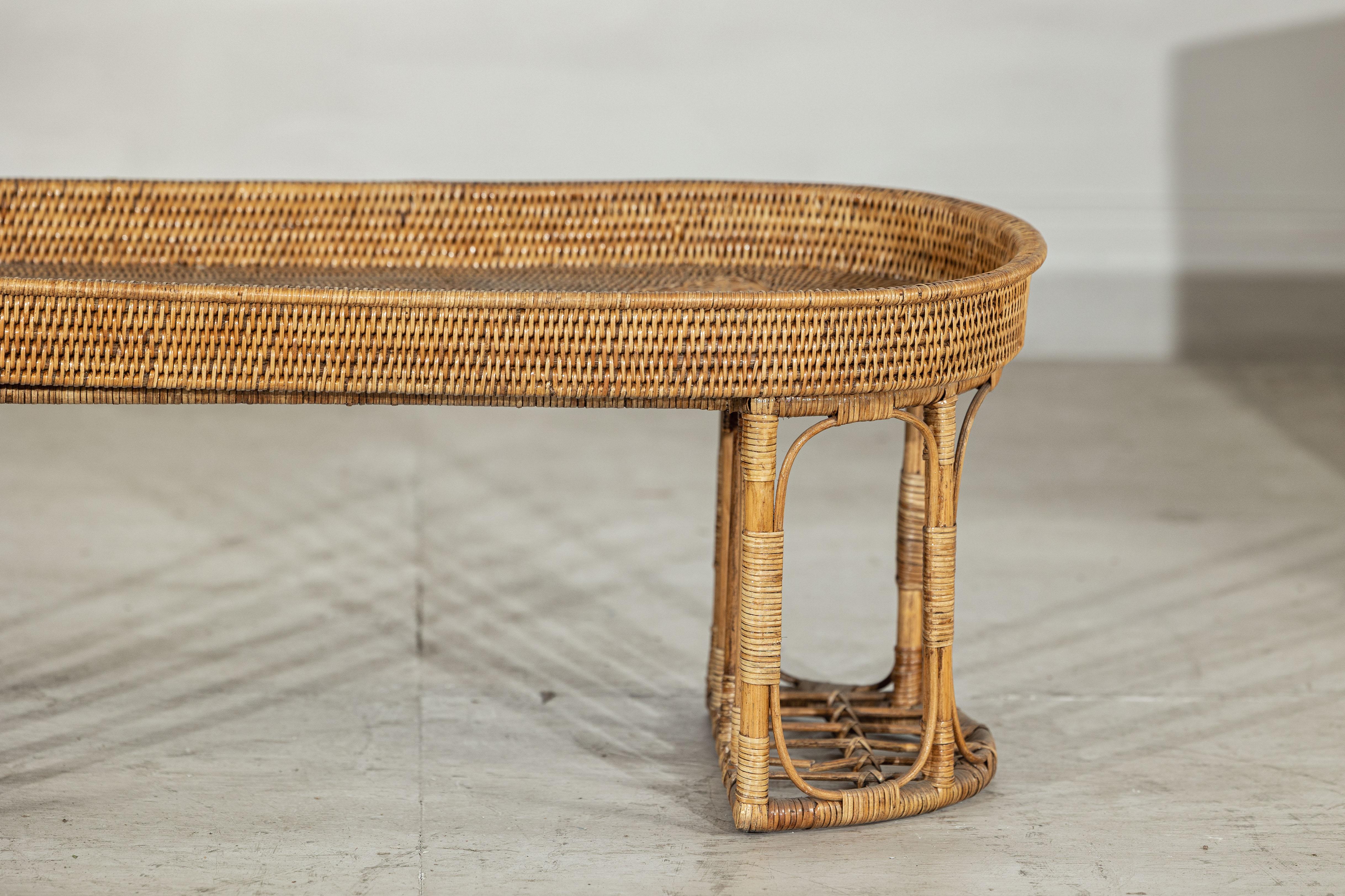 Tavolo o tavolino da caffè ovale in rattan vintage con bordo rialzato In condizioni buone in vendita a Yonkers, NY