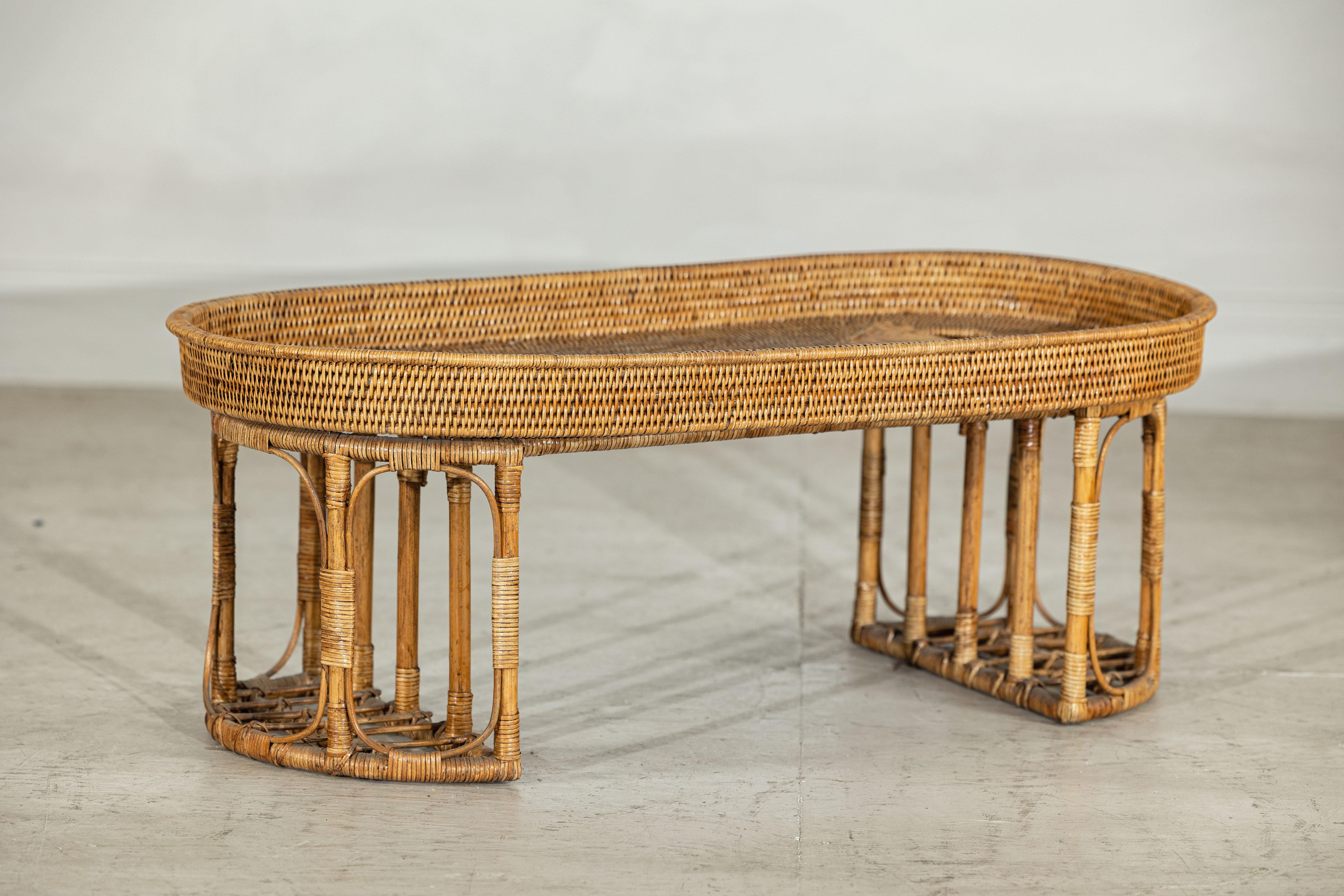 XX secolo Tavolo o tavolino da caffè ovale in rattan vintage con bordo rialzato in vendita