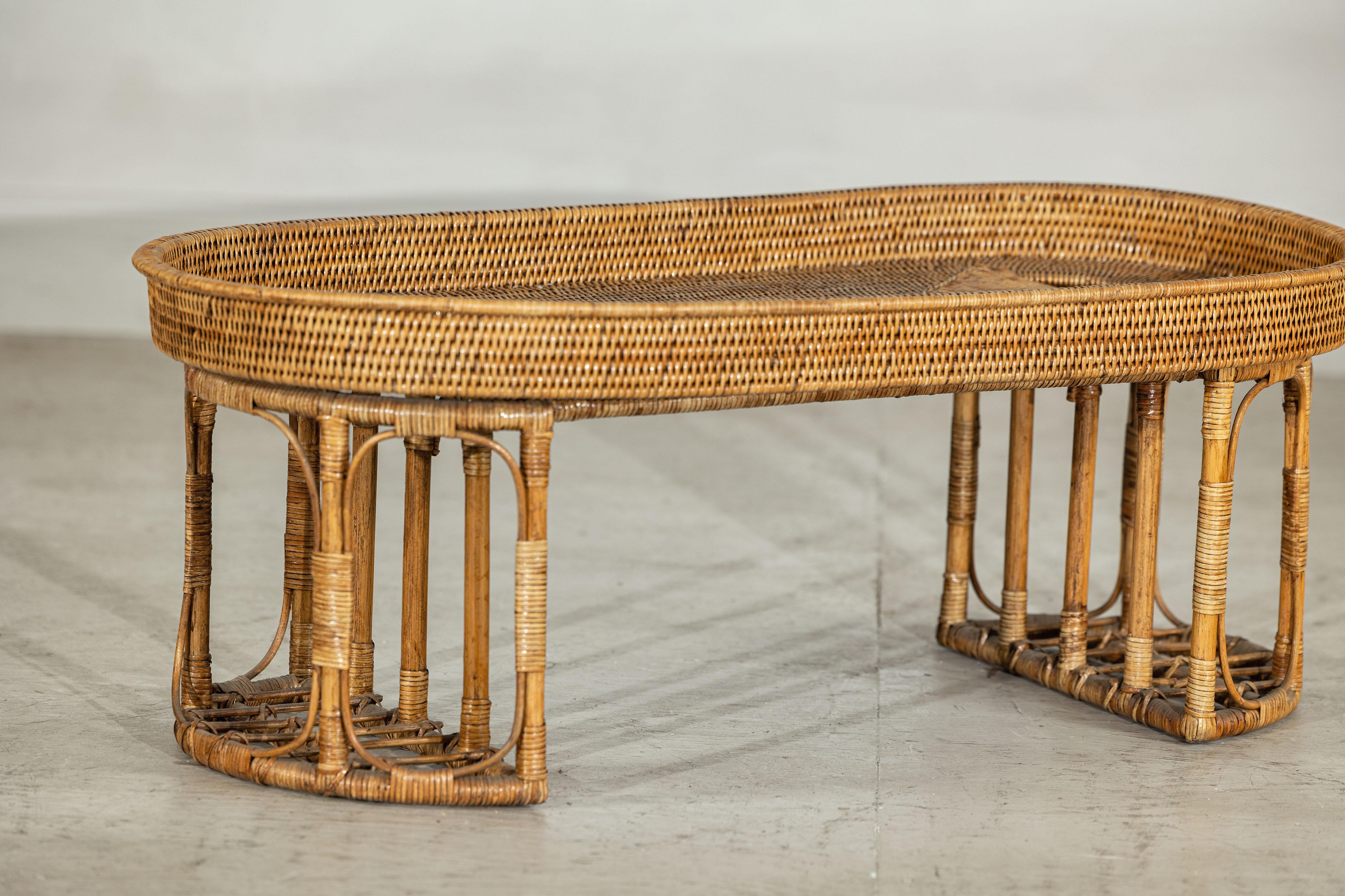Rattan Tavolo o tavolino da caffè ovale in rattan vintage con bordo rialzato in vendita