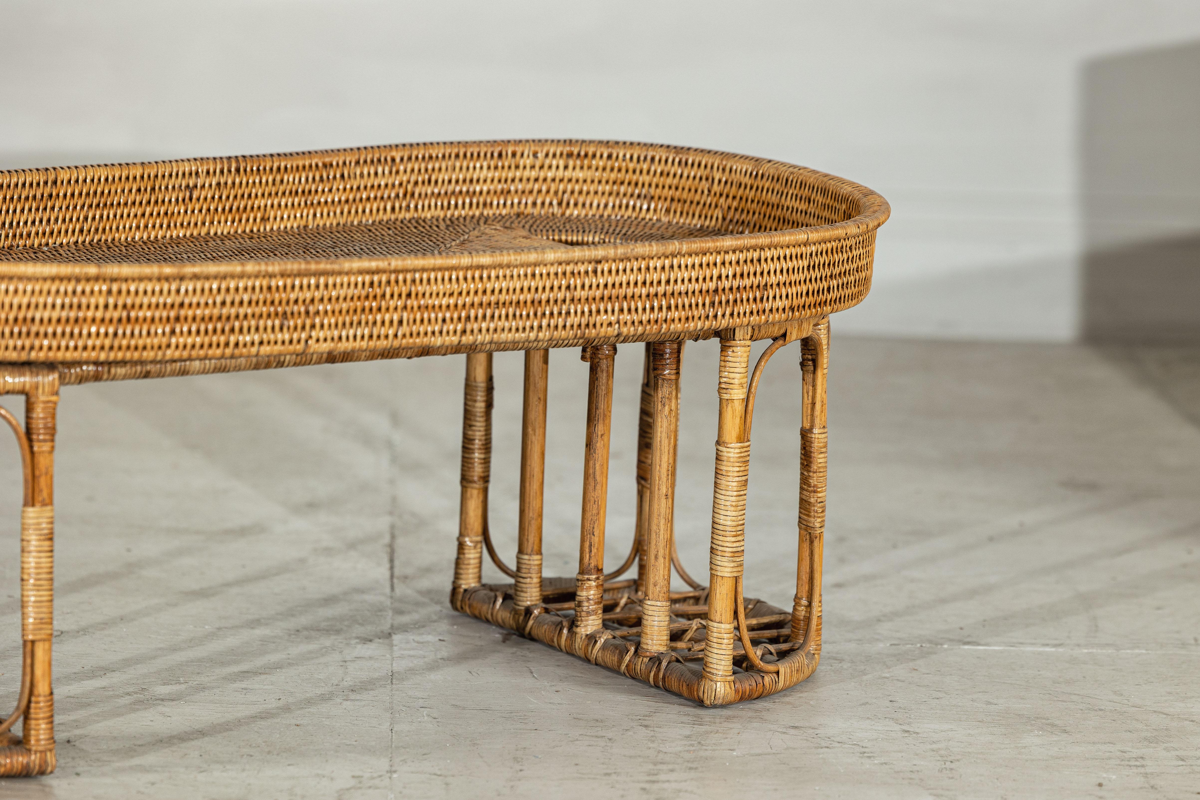 Tavolo o tavolino da caffè ovale in rattan vintage con bordo rialzato in vendita 1