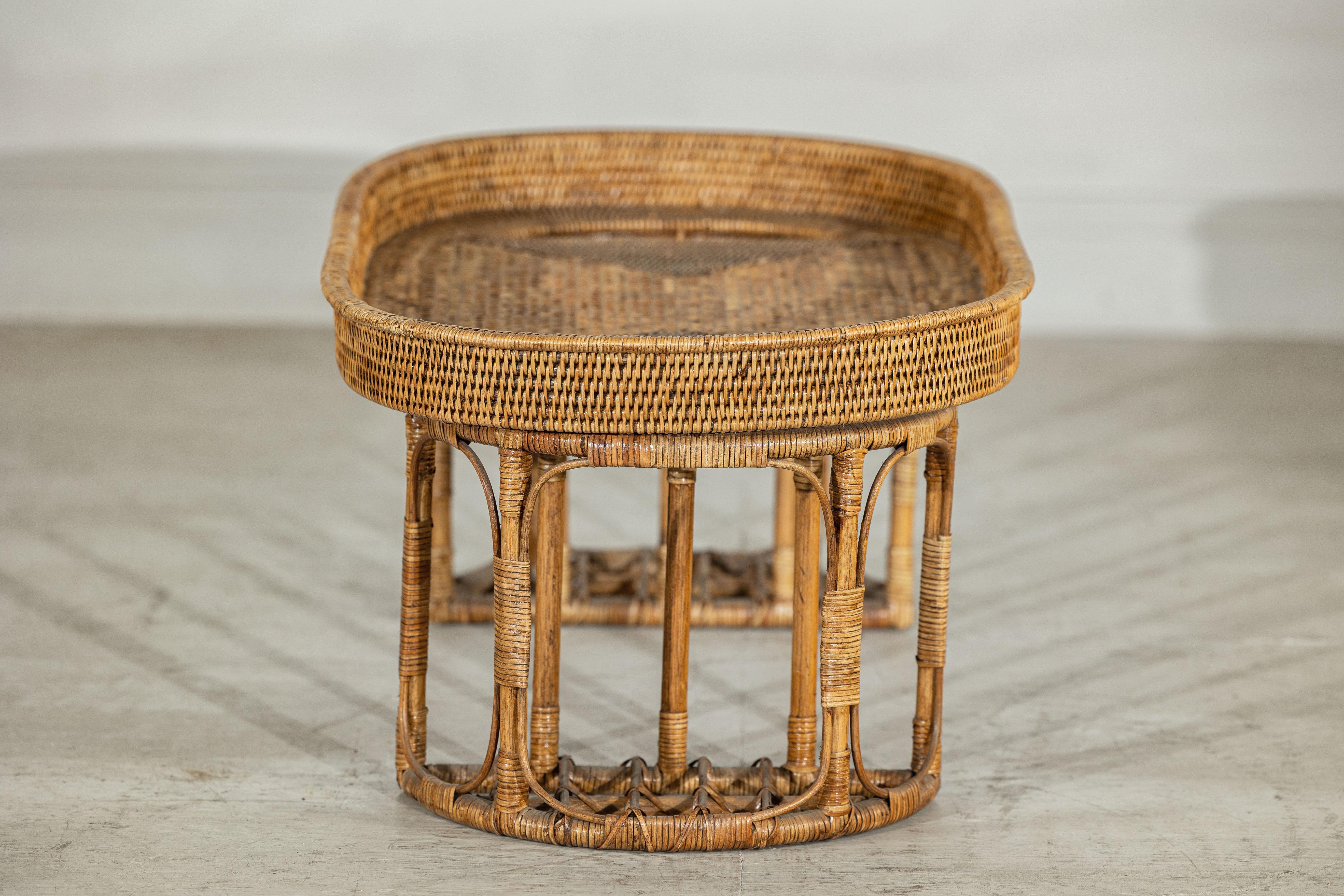 Tavolo o tavolino da caffè ovale in rattan vintage con bordo rialzato in vendita 2