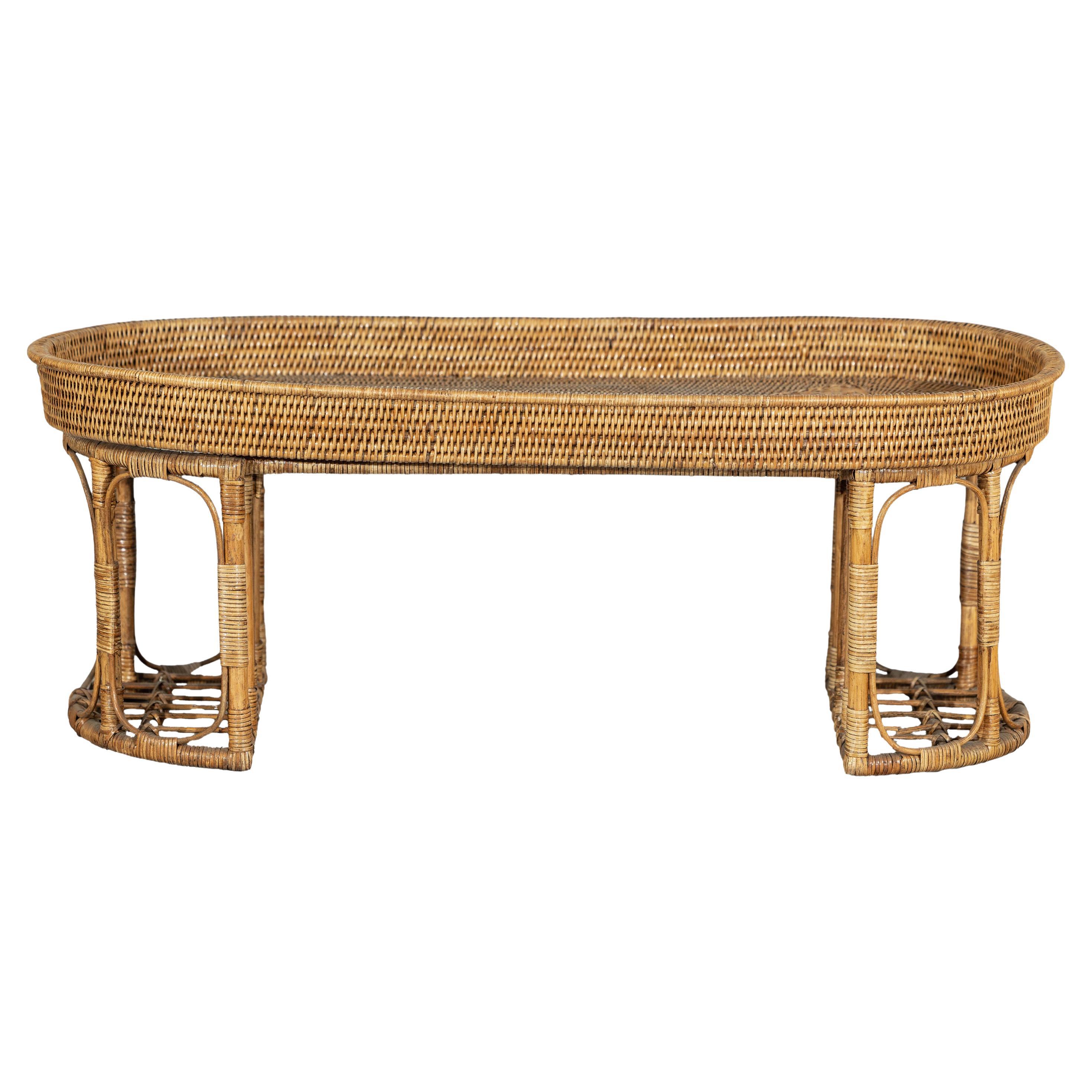 Tavolo o tavolino da caffè ovale in rattan vintage con bordo rialzato in vendita