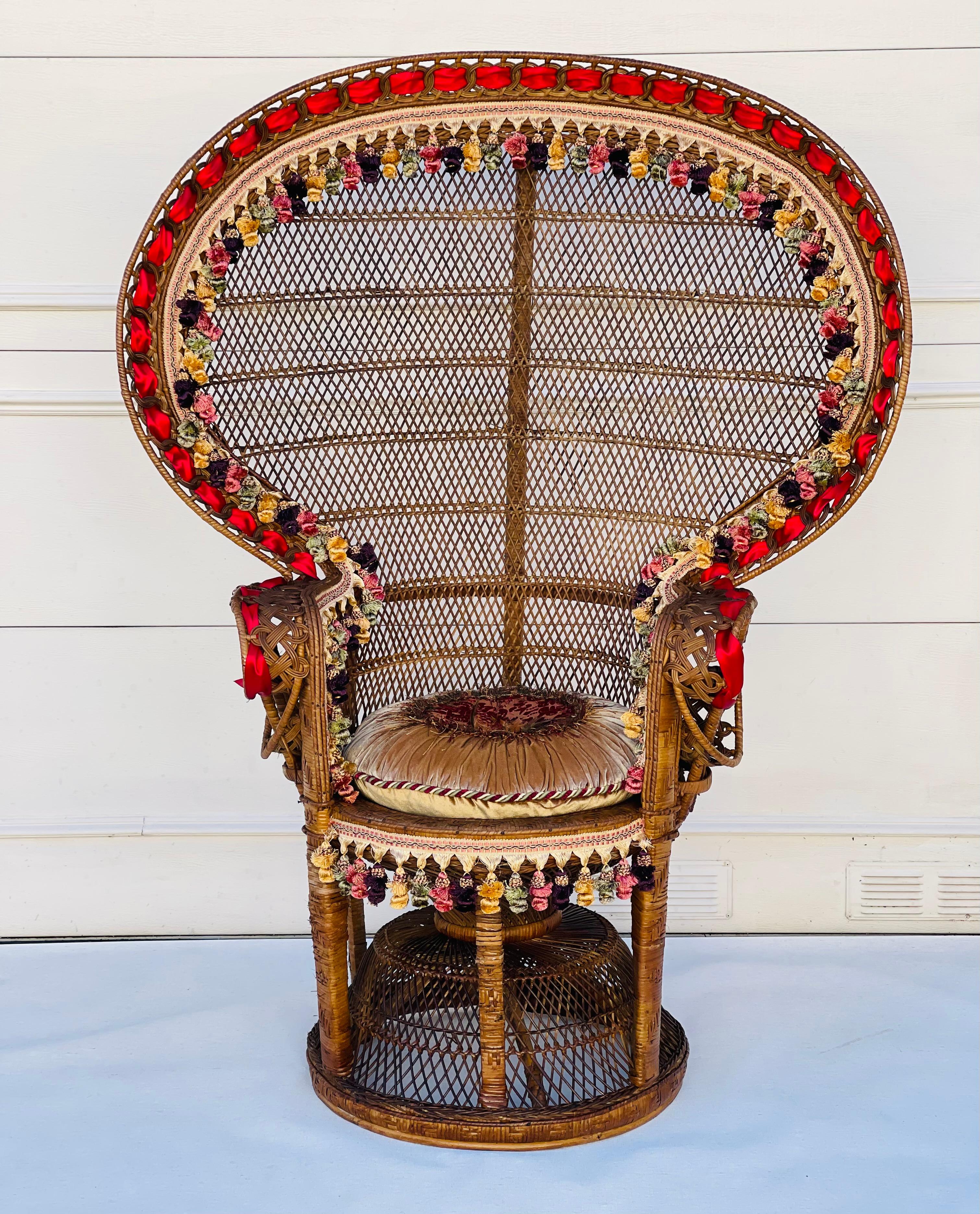 Spektakuläre Vintage Mitte des Jahrhunderts moderne Rattan handgefertigt König Pfau Sessel mit Samt runde Kissen mit Federn. Der Rand ist mit einem roten Seidenband verziert und mit mehrfarbigen Quasten verziert. 