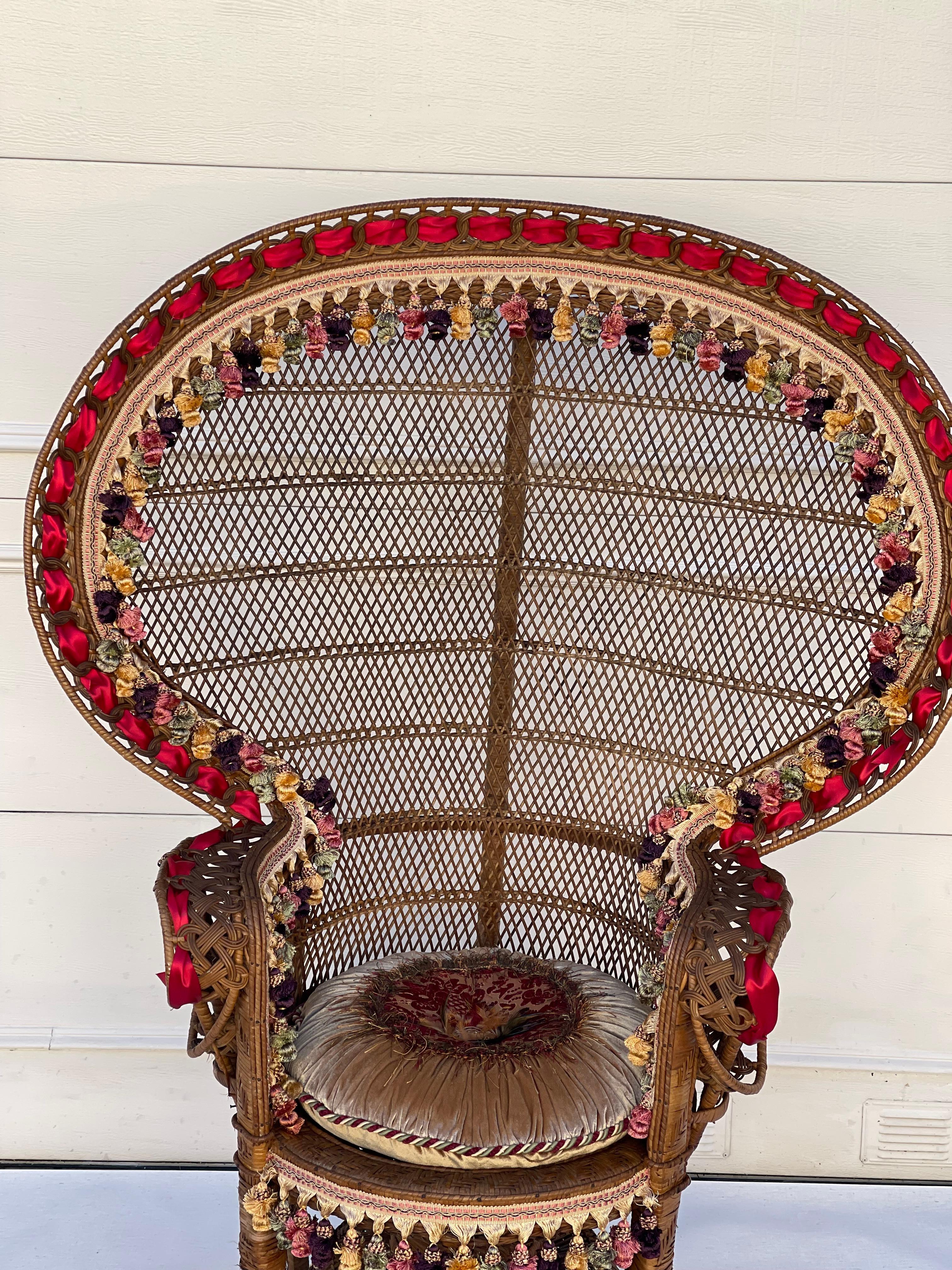 Vintage Rattan Pfau Sessel mit Fransen und Samt Kissen (Britisch Kolonial) im Angebot