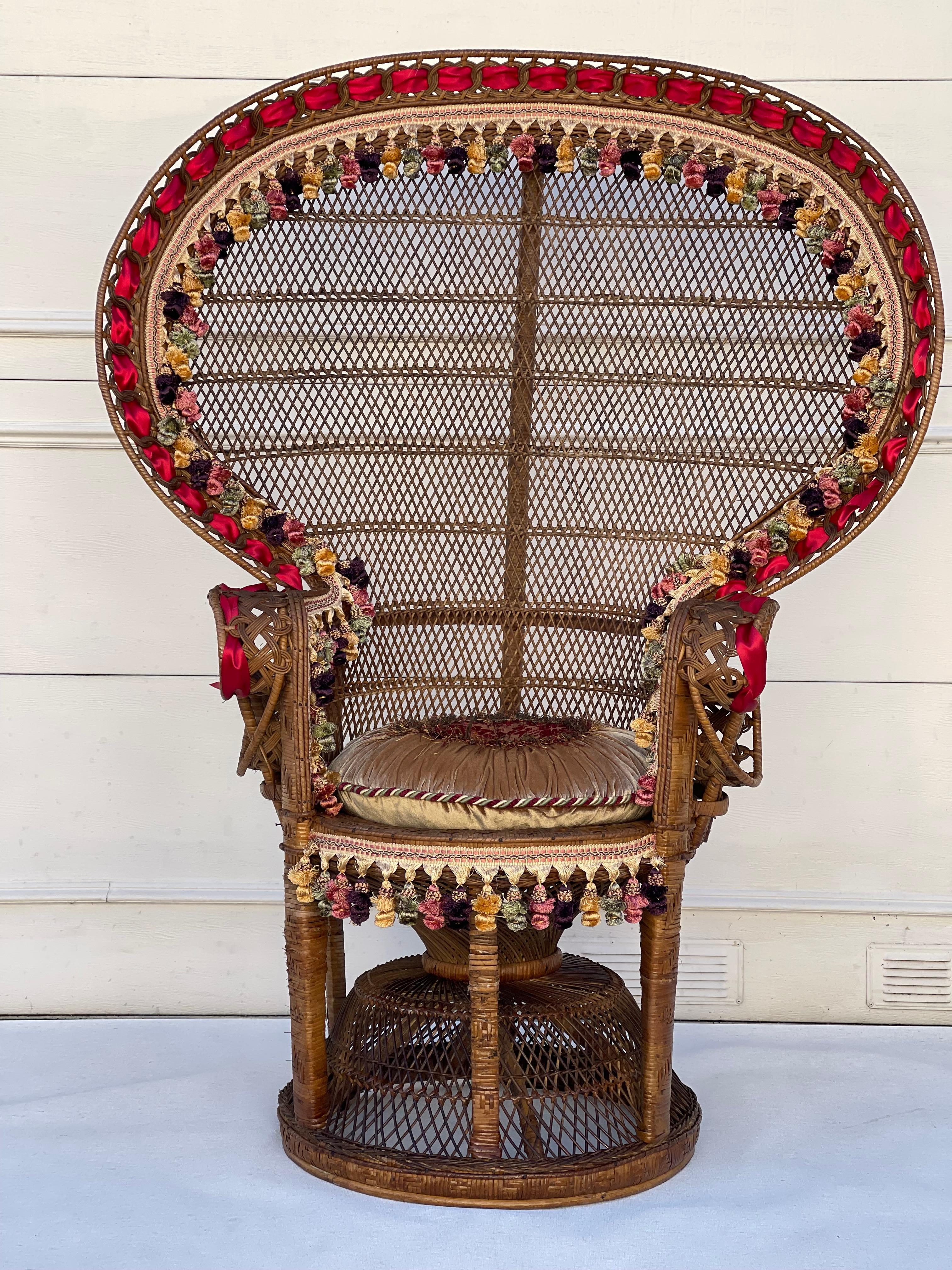 Vintage Rattan Pfau Sessel mit Fransen und Samt Kissen (amerikanisch) im Angebot