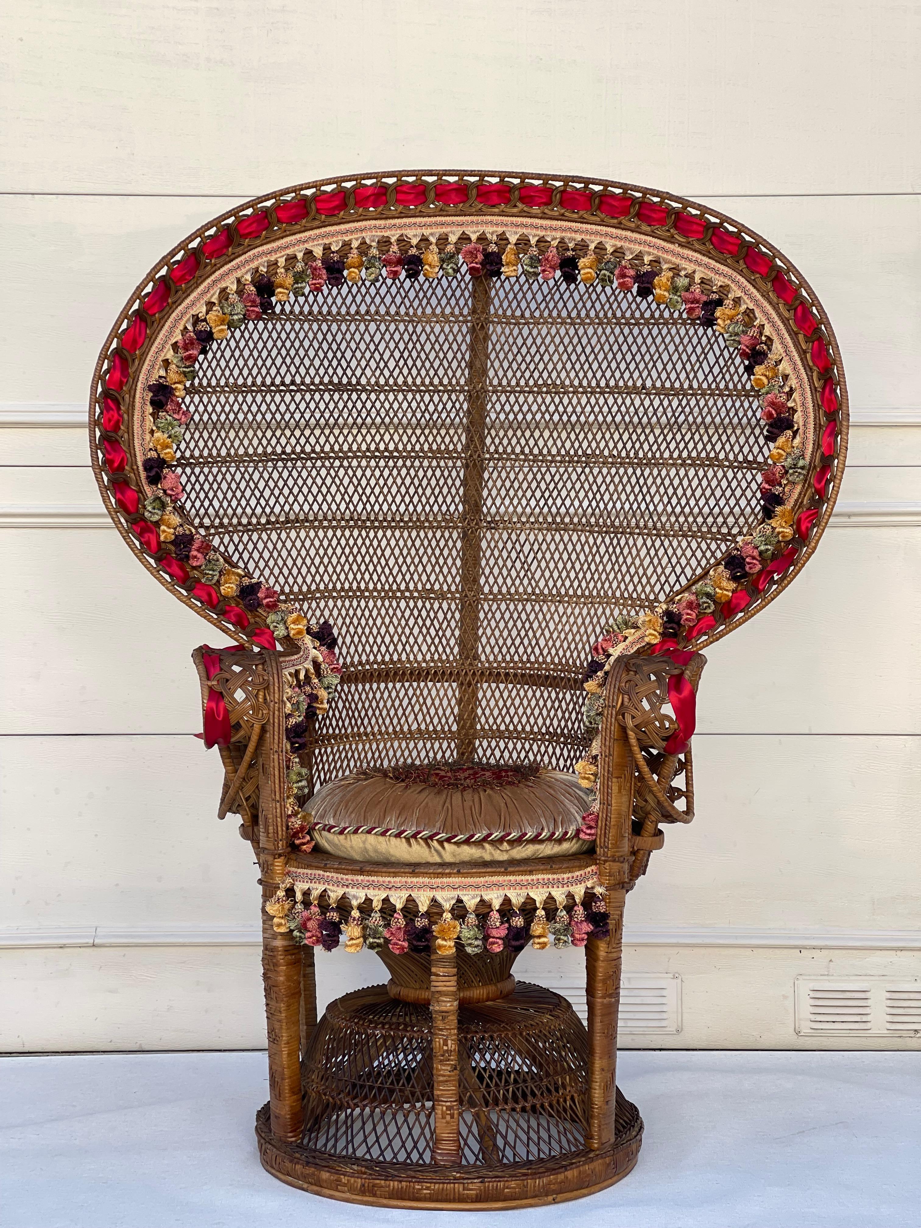 Vintage Rattan Pfau Sessel mit Fransen und Samt Kissen im Zustand „Gut“ im Angebot in Boca Raton, FL