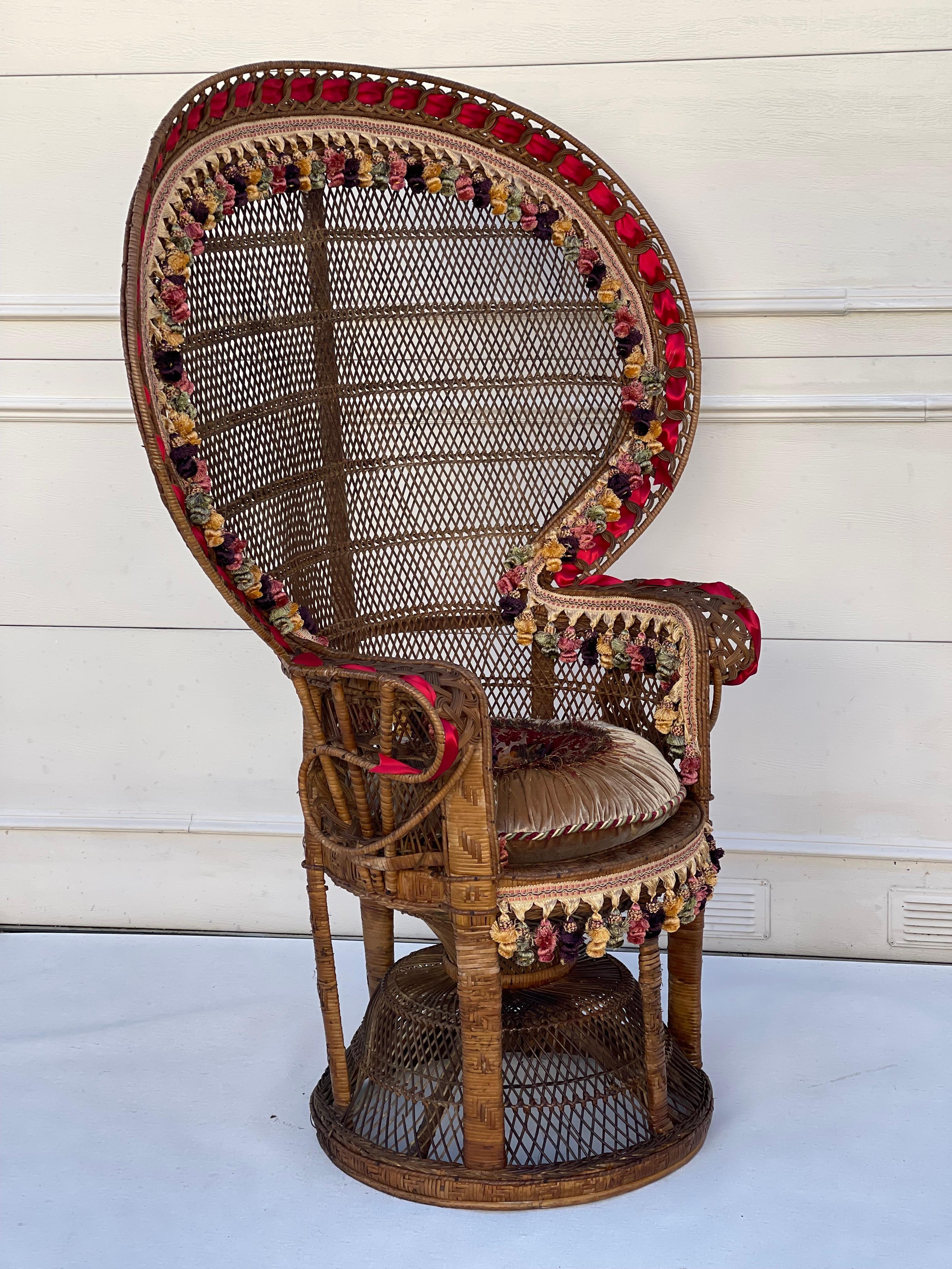 Vintage Rattan Pfau Sessel mit Fransen und Samt Kissen (Mitte des 20. Jahrhunderts) im Angebot