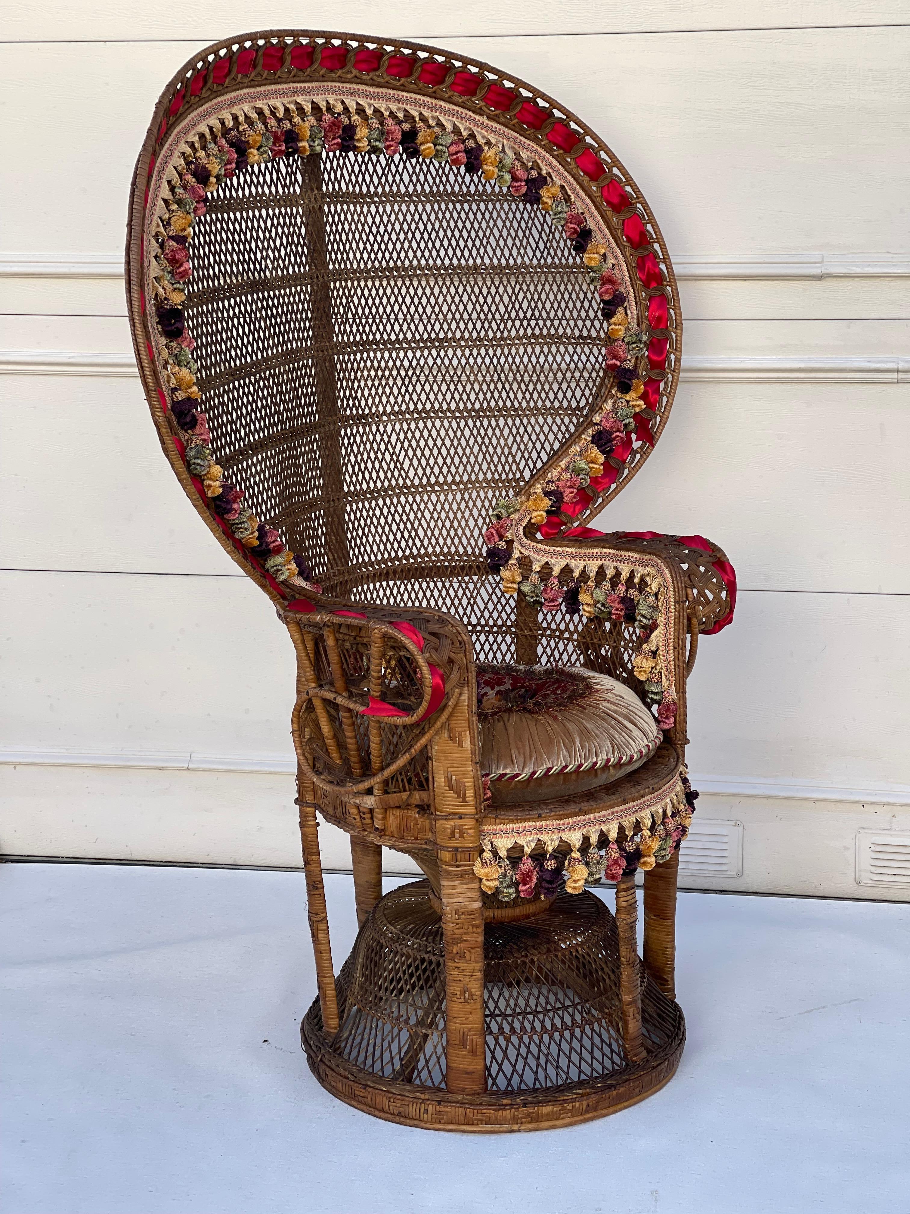 Vintage Rattan Pfau Sessel mit Fransen und Samt Kissen im Angebot 1