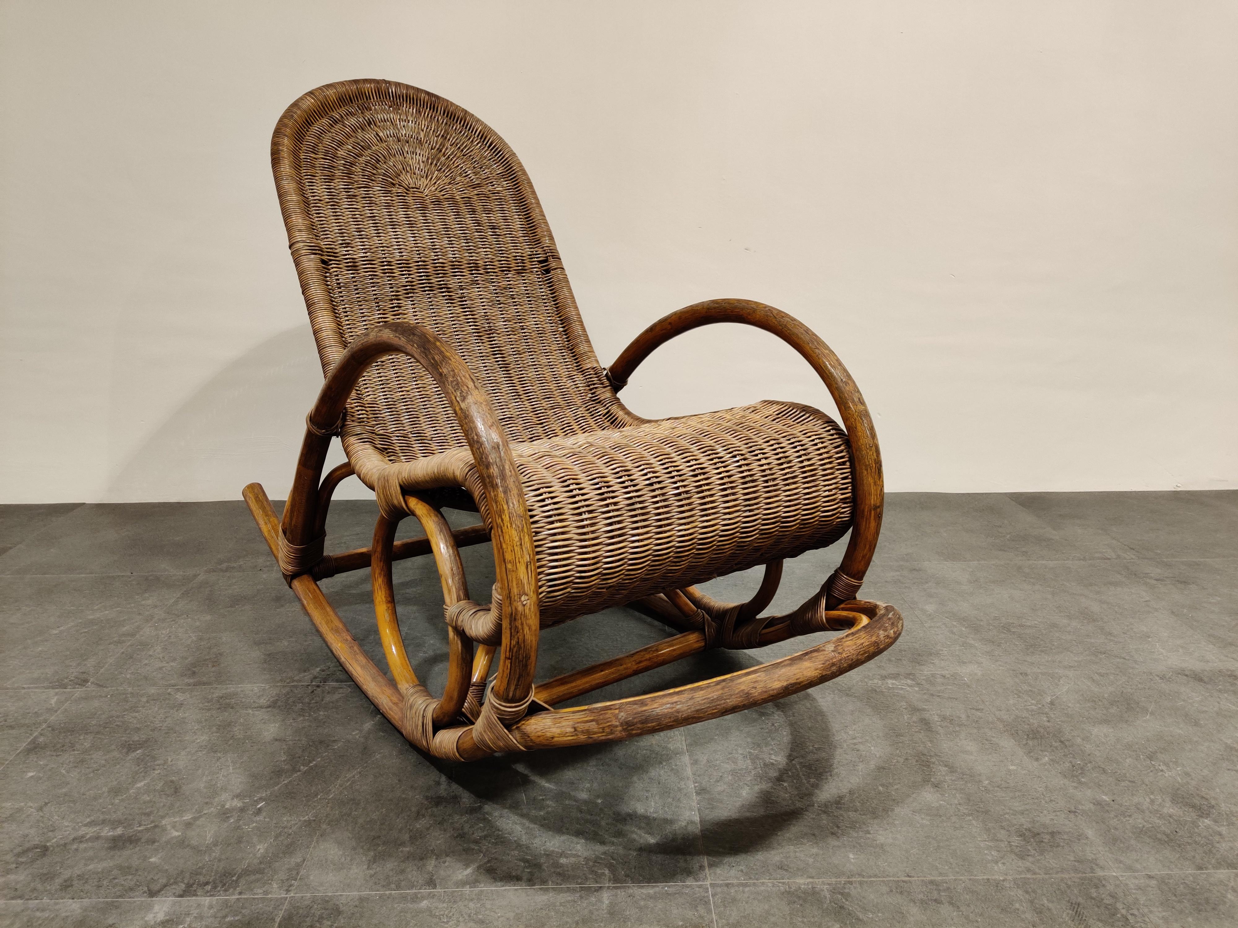 Midcentury rattan/wicker rocking chair.

Beautiful and elegant design, sits very well.

Good condition.

1960s, Belgium

Measures: Height 96cm/37.79