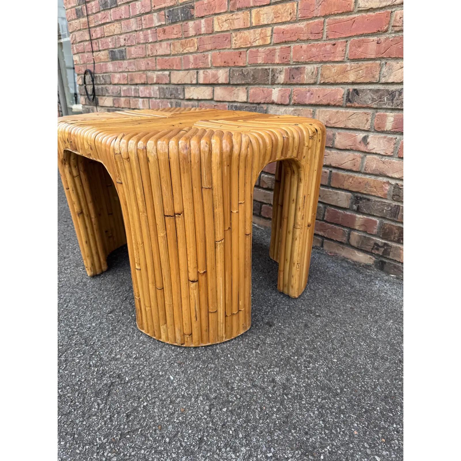 Questo tavolino è una rivisitazione di un vecchio stile preferito! Lo stile art nouveau conferisce alle linee pulite un'atmosfera boho. La struttura in bambù offre un telaio robusto ma leggero per facilitare il trasferimento e la ricollocazione.