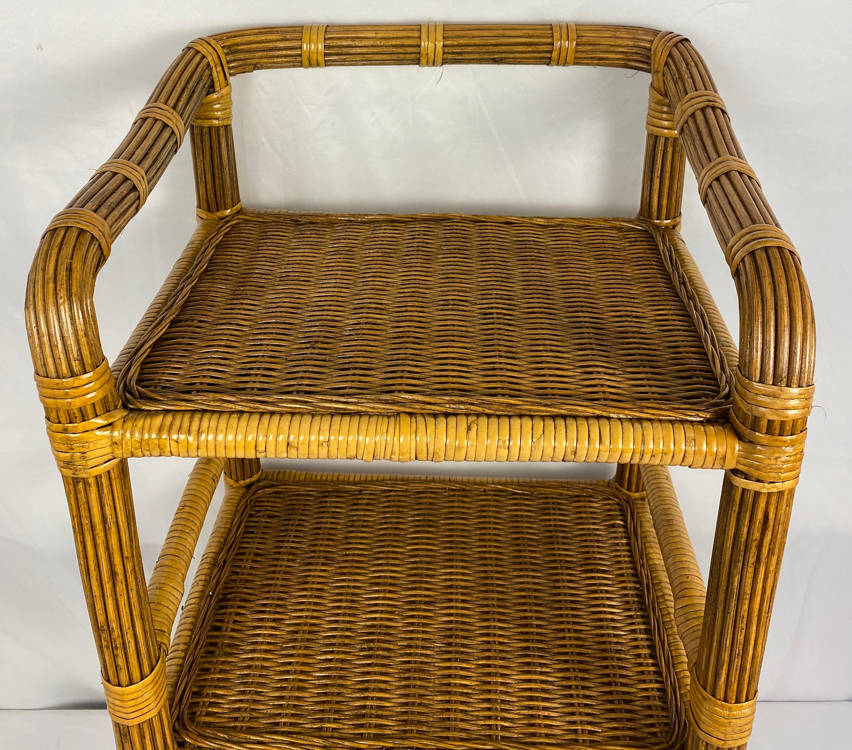 Table d'appoint du milieu du siècle avec 3 étagères. 
Fabriqué aux États-Unis dans les années 1970. 

Parfait dans n'importe quelle pièce, aussi bien à côté d'un canapé que dans une salle de bains.

Dimensions : 33 1/2