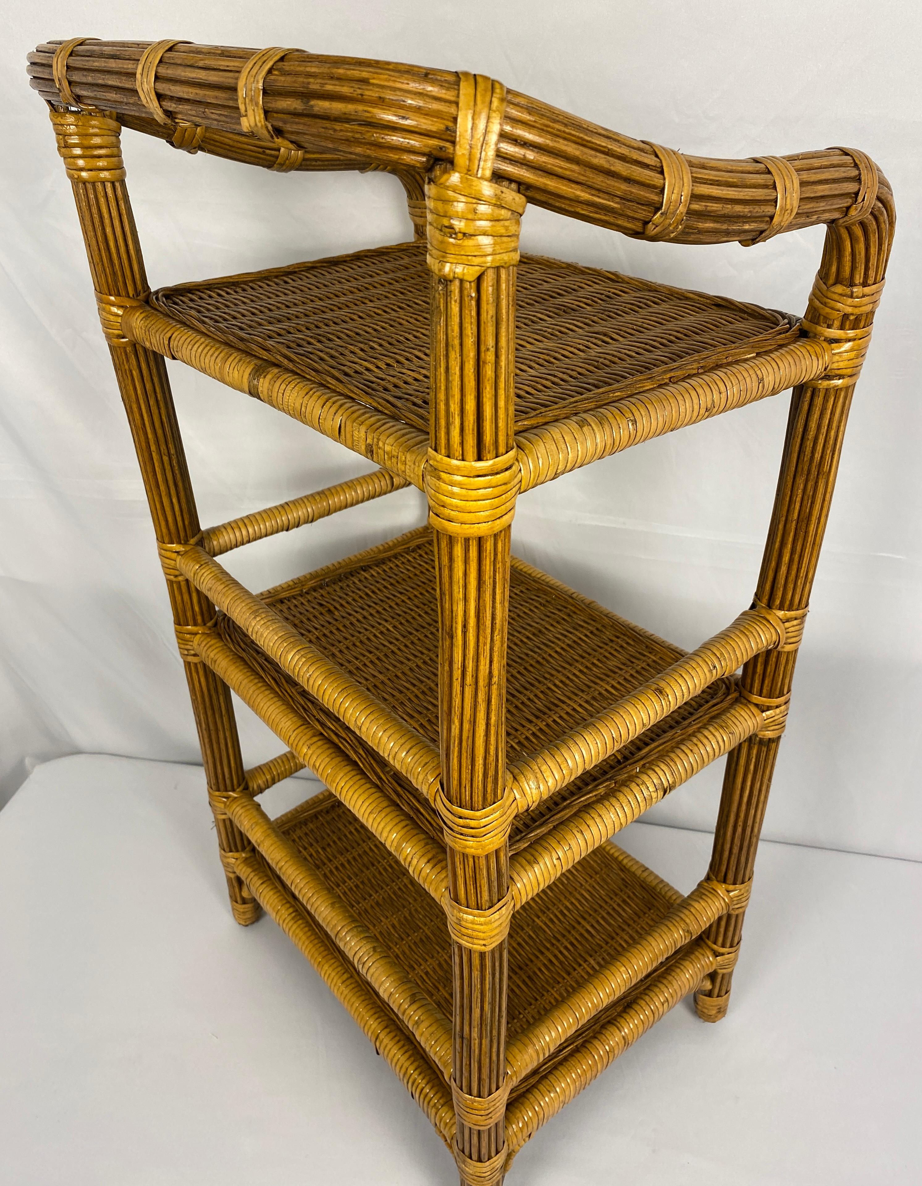 Mid-Century Modern Table d'appoint vintage en rotin avec 3 étagères en vente