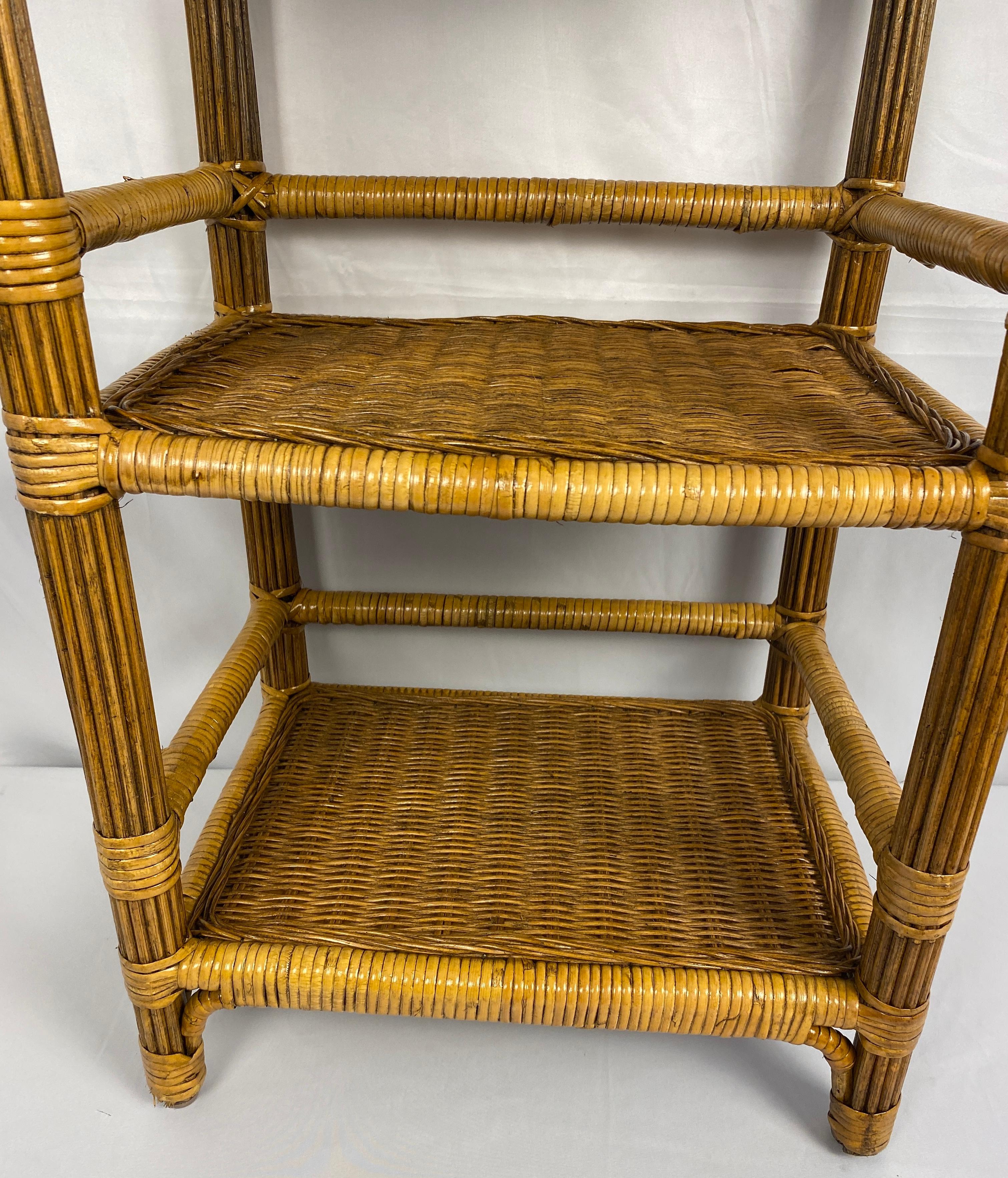 Américain Table d'appoint vintage en rotin avec 3 étagères en vente