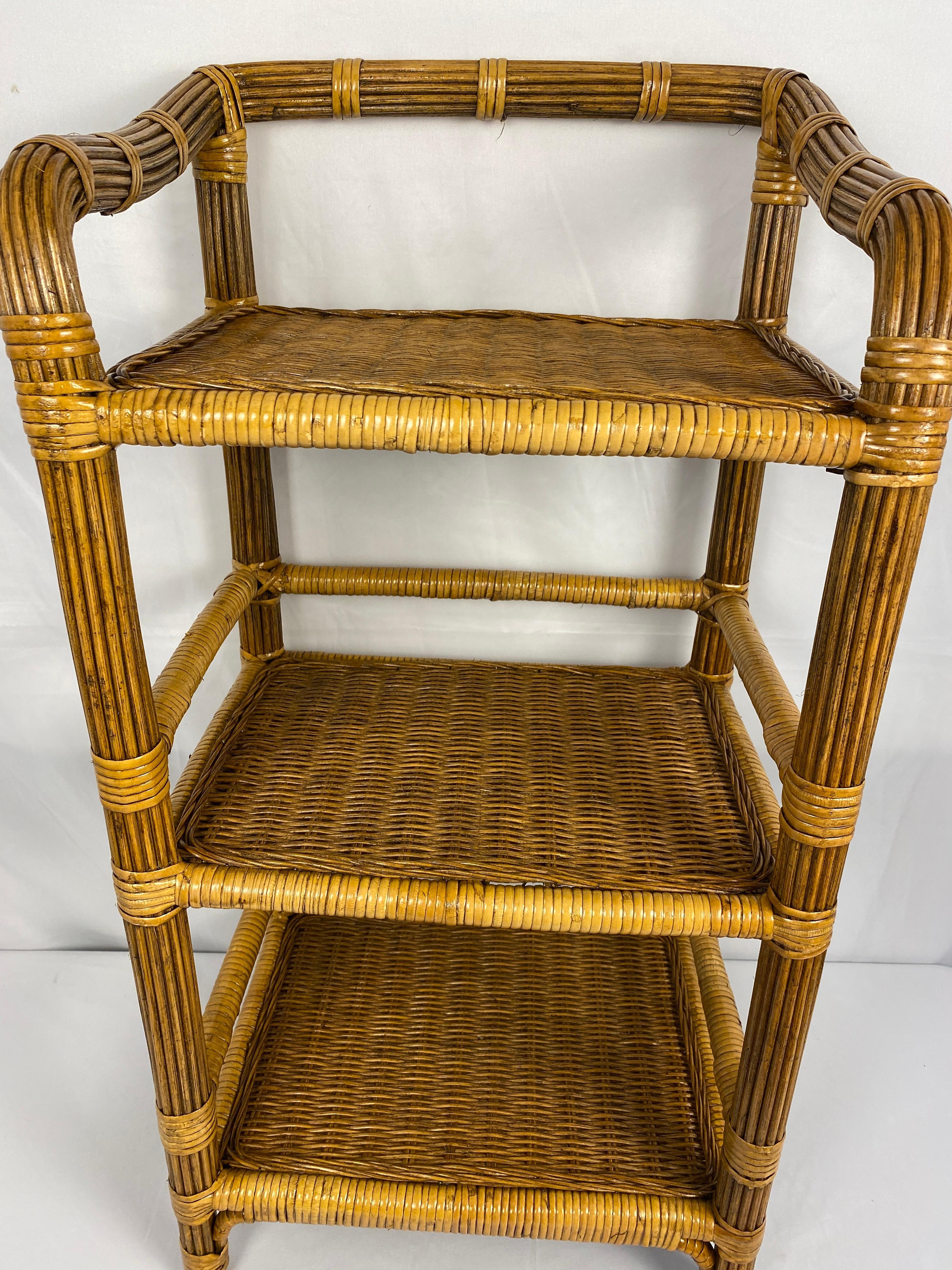 Table d'appoint vintage en rotin avec 3 étagères Bon état - En vente à Miami, FL