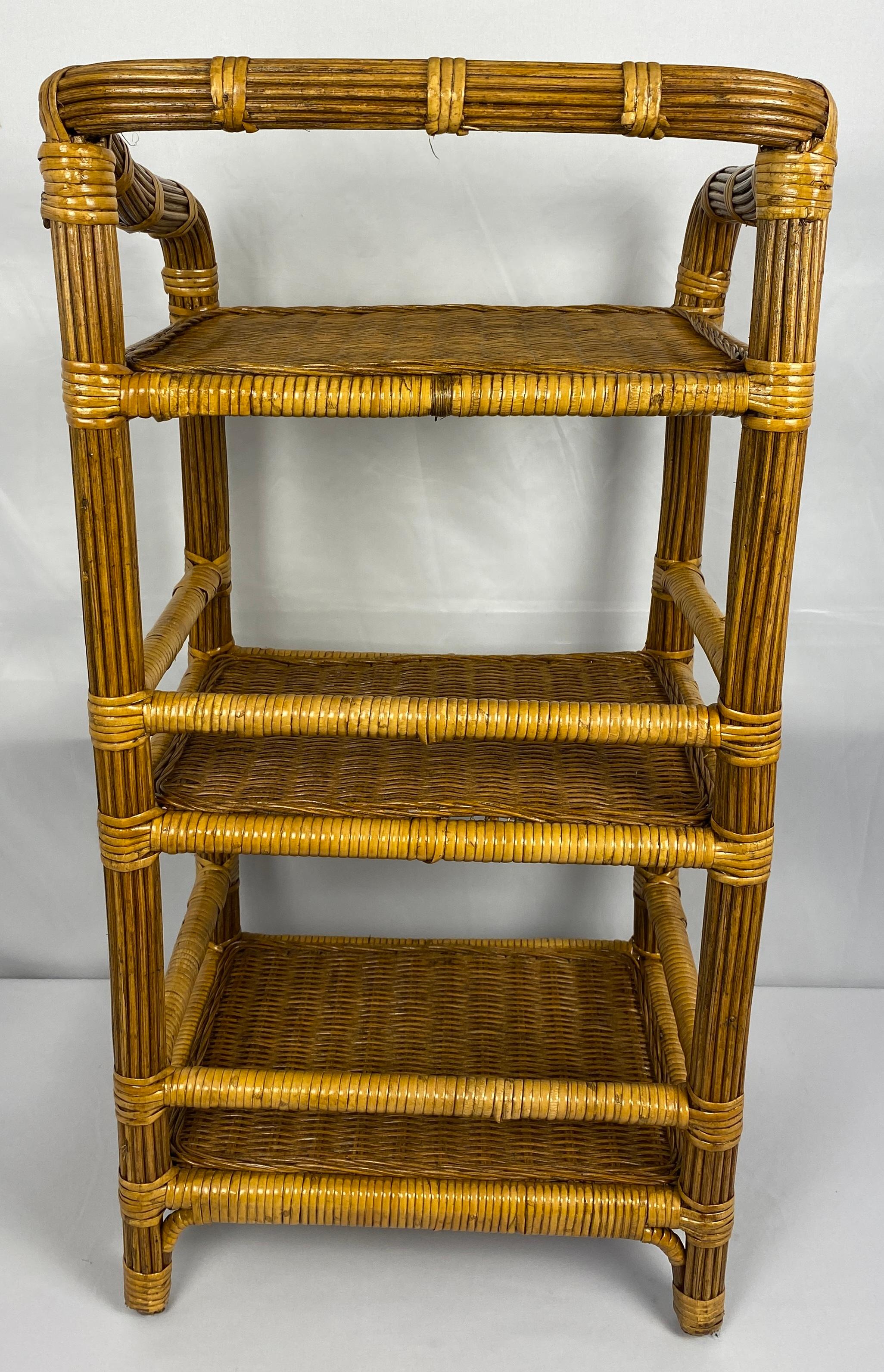 20ième siècle Table d'appoint vintage en rotin avec 3 étagères en vente