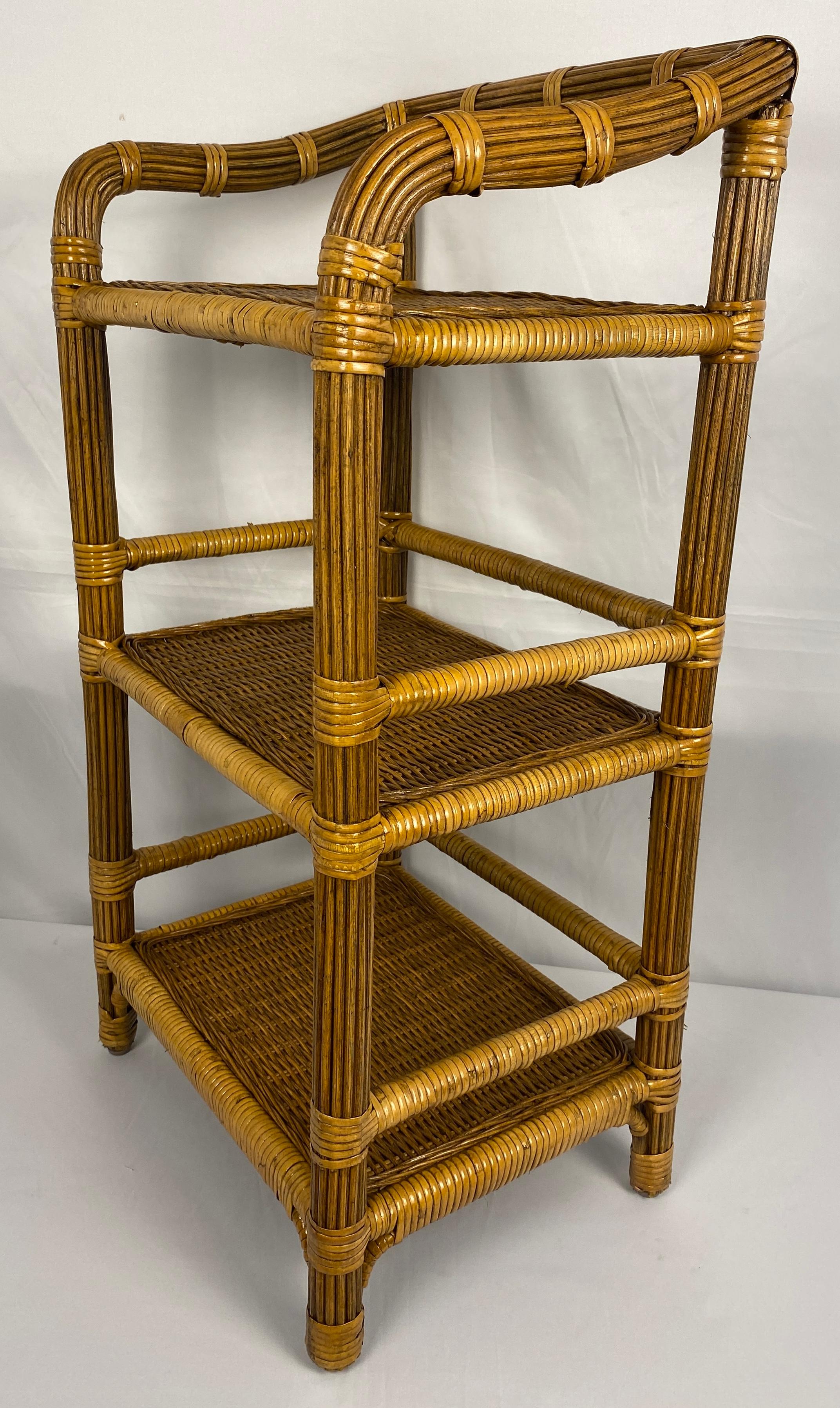 Rotin Table d'appoint vintage en rotin avec 3 étagères en vente