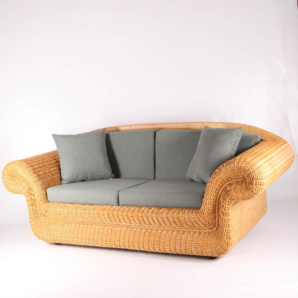 Elegant vintage rattan sofa in very good condition.