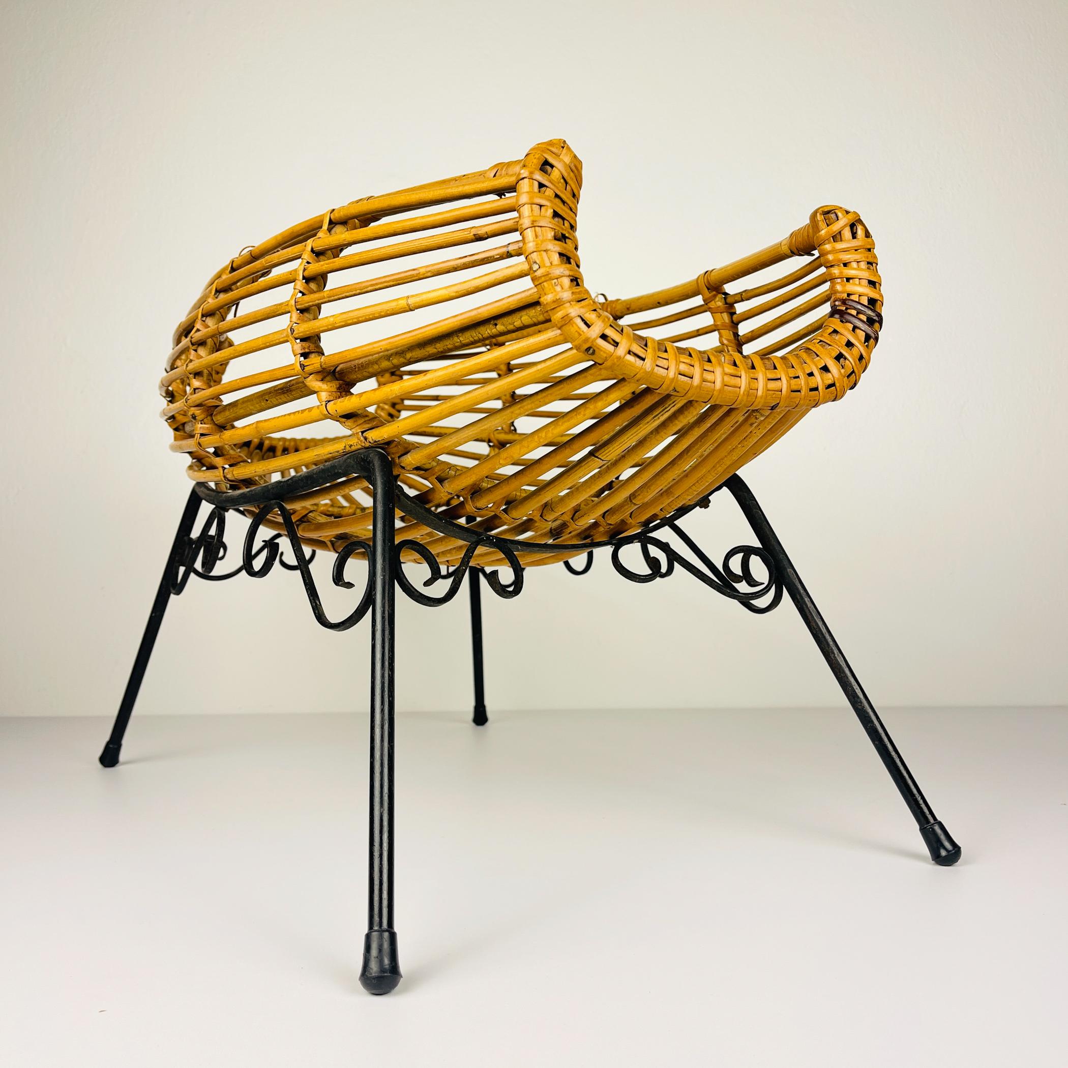Seltener original italienischer Rattanständer. Hergestellt in Italien in den 1960er Jahren.

Der Vintage-Zeitschriftenständer ist in gutem Vintage-Zustand.

Abmessungen:
Breite: 57 cm / 22,4 Zoll
Höhe: 35 cm / 13,8 Zoll
Tiefe: 33 cm / 13 Zoll

Wir