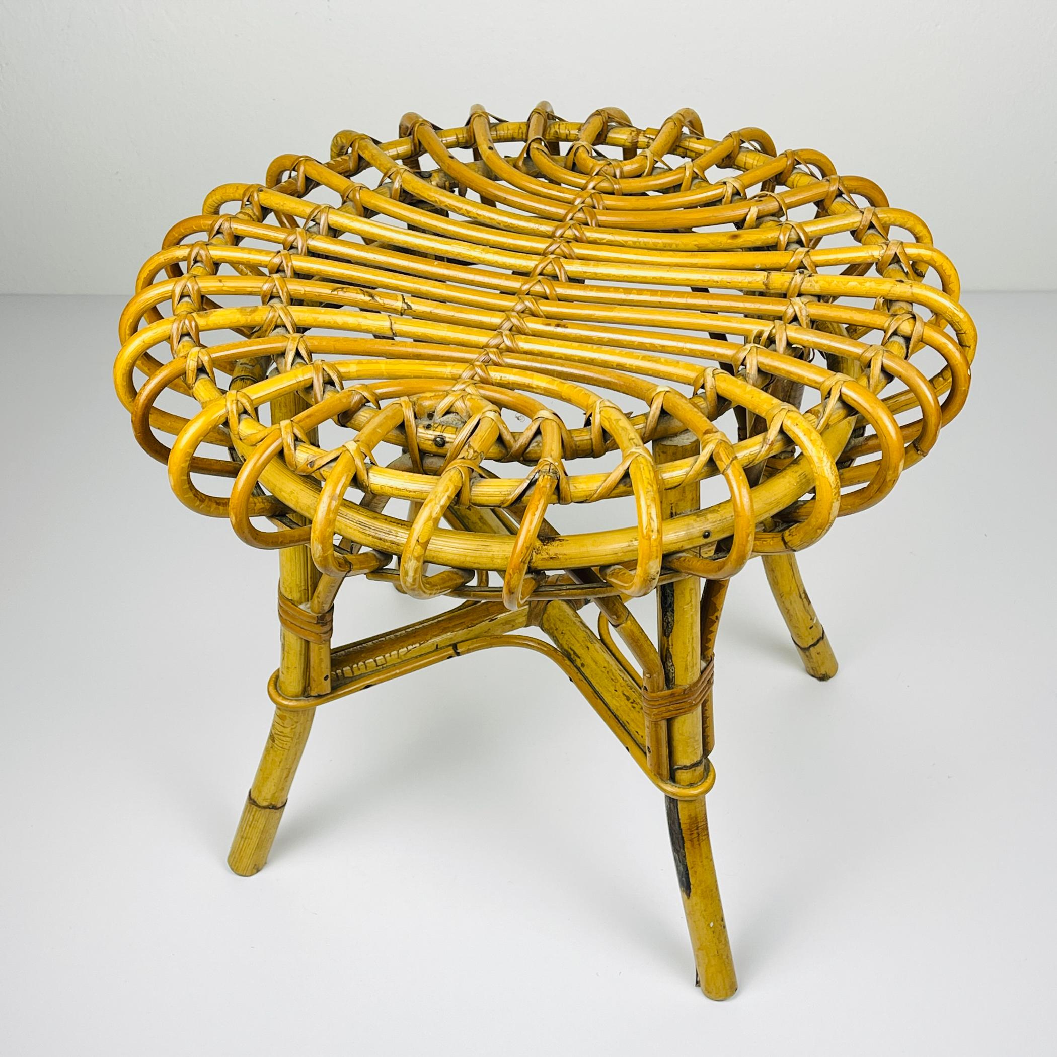 Ein Rattanstuhl aus der Mitte des Jahrhunderts von Franco Albini wurde in den 1960er Jahren in Italien hergestellt.
Der Vintage-Hocker ist stark und stabil. In gutem Vintage-Zustand. Es gibt Anzeichen von Gebrauch und Zeit, sehen Sie bitte das