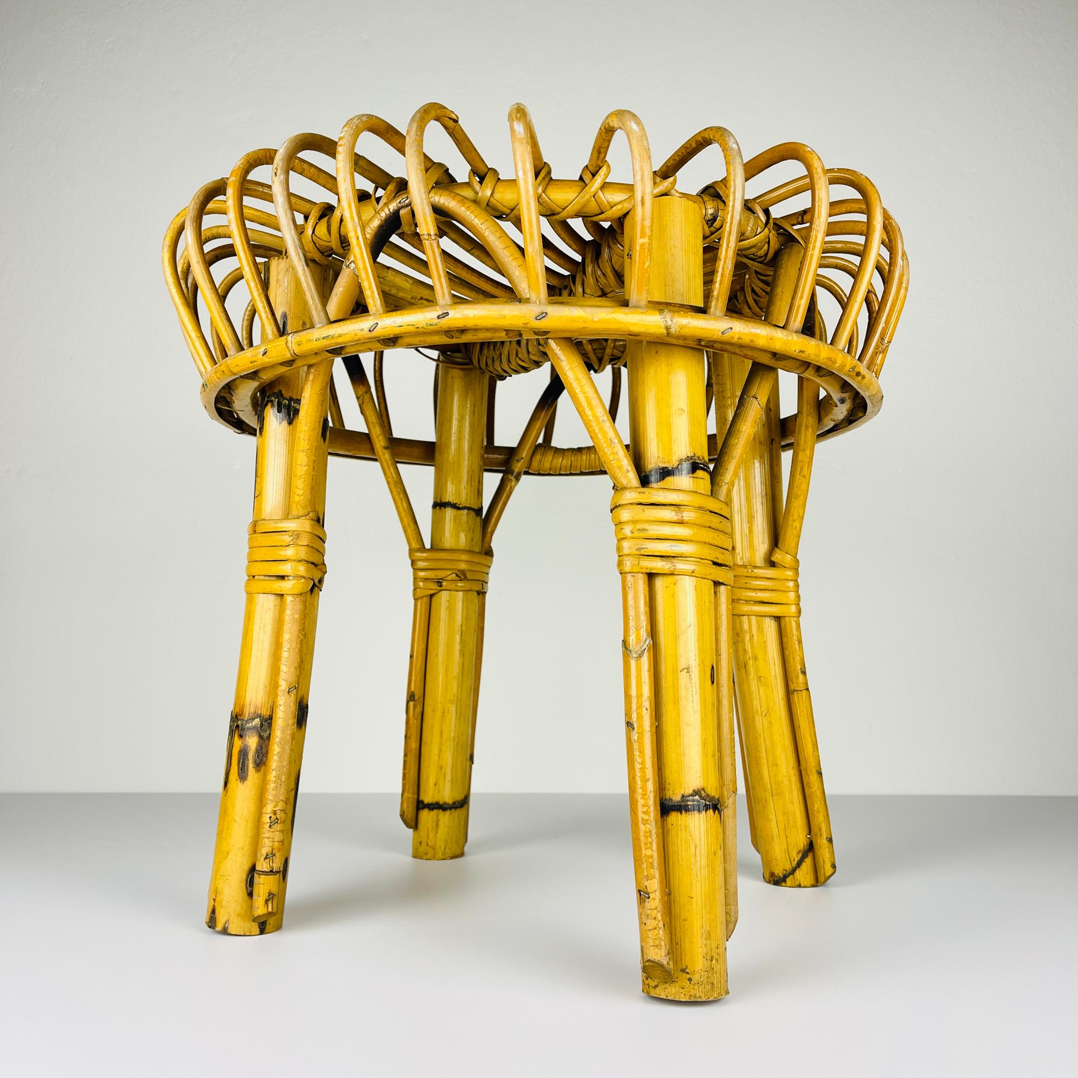 Ein Rattanhocker aus der Mitte des Jahrhunderts wurde in den 1960er Jahren in Italien hergestellt.
Der Vintage-Hocker ist stark und stabil. In gutem Vintage-Zustand. Es gibt Anzeichen von Gebrauch und Zeit, sehen Sie bitte das Foto. Ein Holzelement