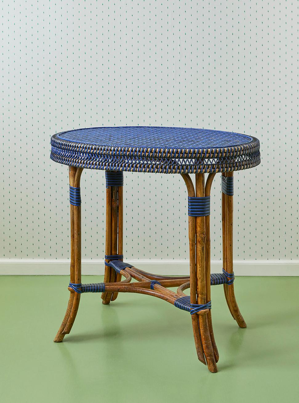 France, début du 20e siècle

Table en rotin bleu et noir. 

H 70 x L 55 x P 75 cm