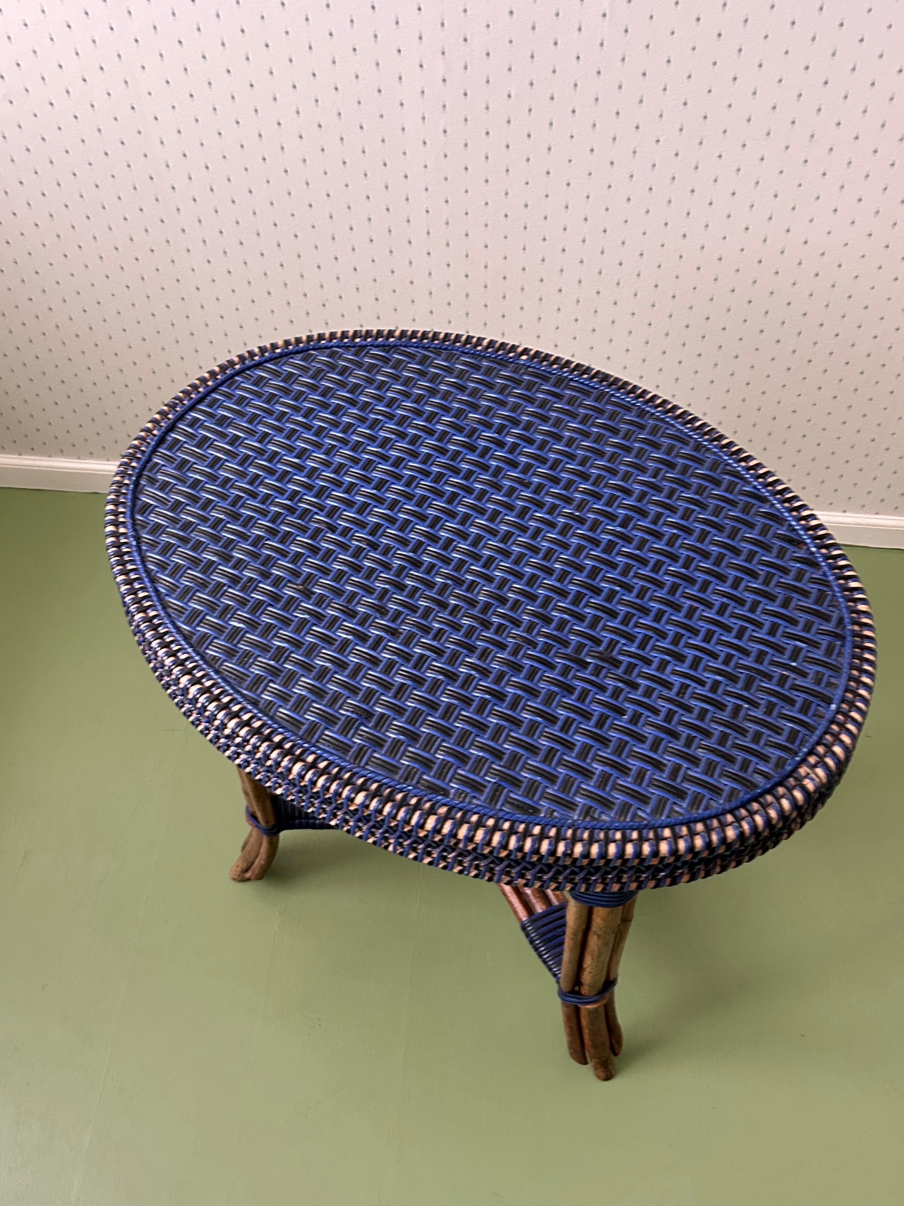Table vintage en rotin noir et bleu, France, début du 20e siècle en vente 2