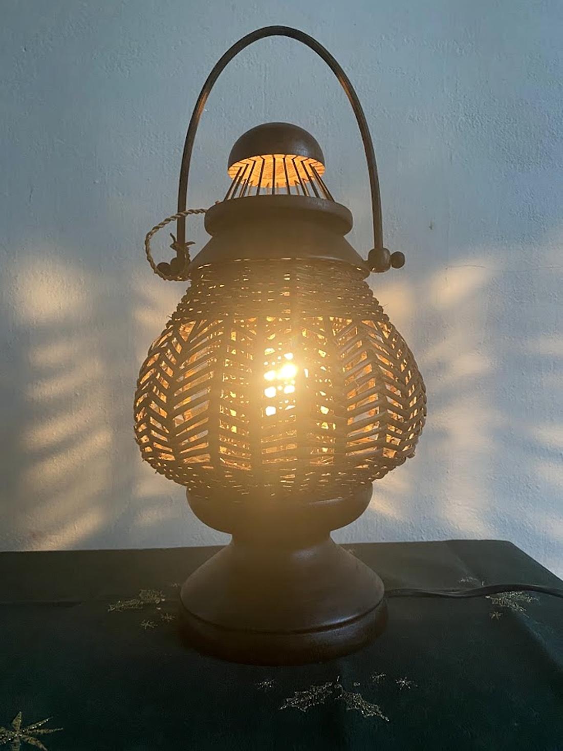 Lámpara de mesa vintage de ratán Circa años 80 en venta 4