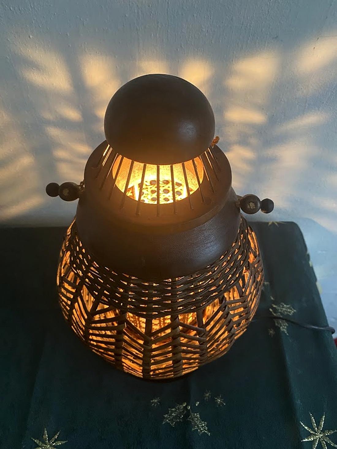 Lámpara de mesa vintage de ratán Circa años 80 en venta 6