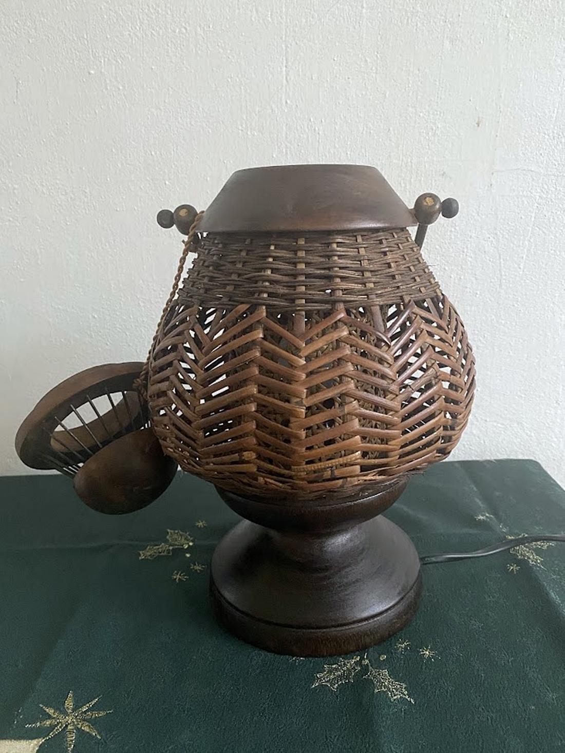 Lámpara de mesa vintage de ratán Circa años 80 en venta 8