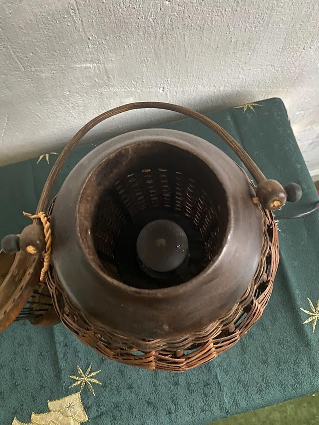 Lámpara de mesa vintage de ratán Circa años 80 en venta 9