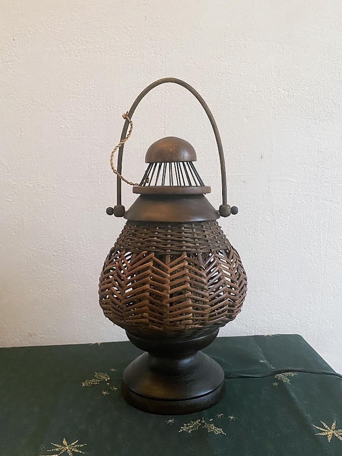 Acogedora Luz y Natural Elegance

Aporta un estilo único y un ambiente encantador a tu hogar con esta hermosa lámpara de mesa de ratán y madera, de 37 cm de altura y 20 cm de diámetro. Fabricado con materiales naturales, su elegante diseño encaja