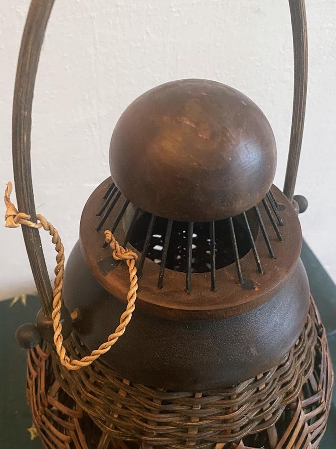 Lámpara de mesa vintage de ratán Circa años 80 en venta 1