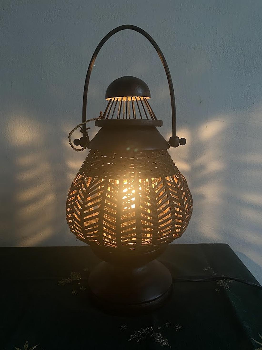 Lámpara de mesa vintage de ratán Circa años 80 en venta 3