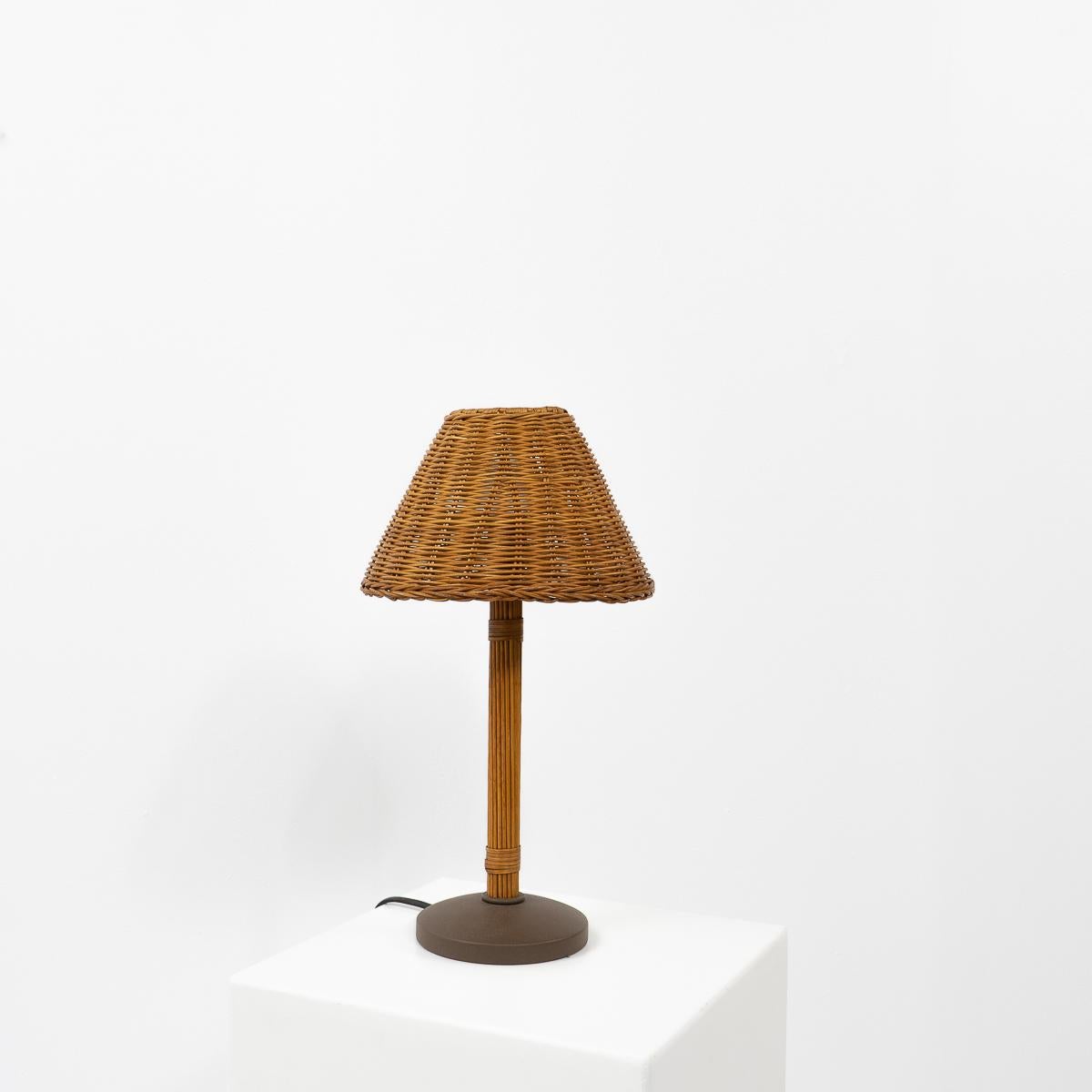 A vintage 1970s rattan table lamp, produced in Italy. 

 

Approximate dimensions:

Diameter: 20 cm

Height: 39 cm 
 

Materials: Rattan

Origination: 1970s, Italy 

Condition: Very good condition, with minor sign of age.

