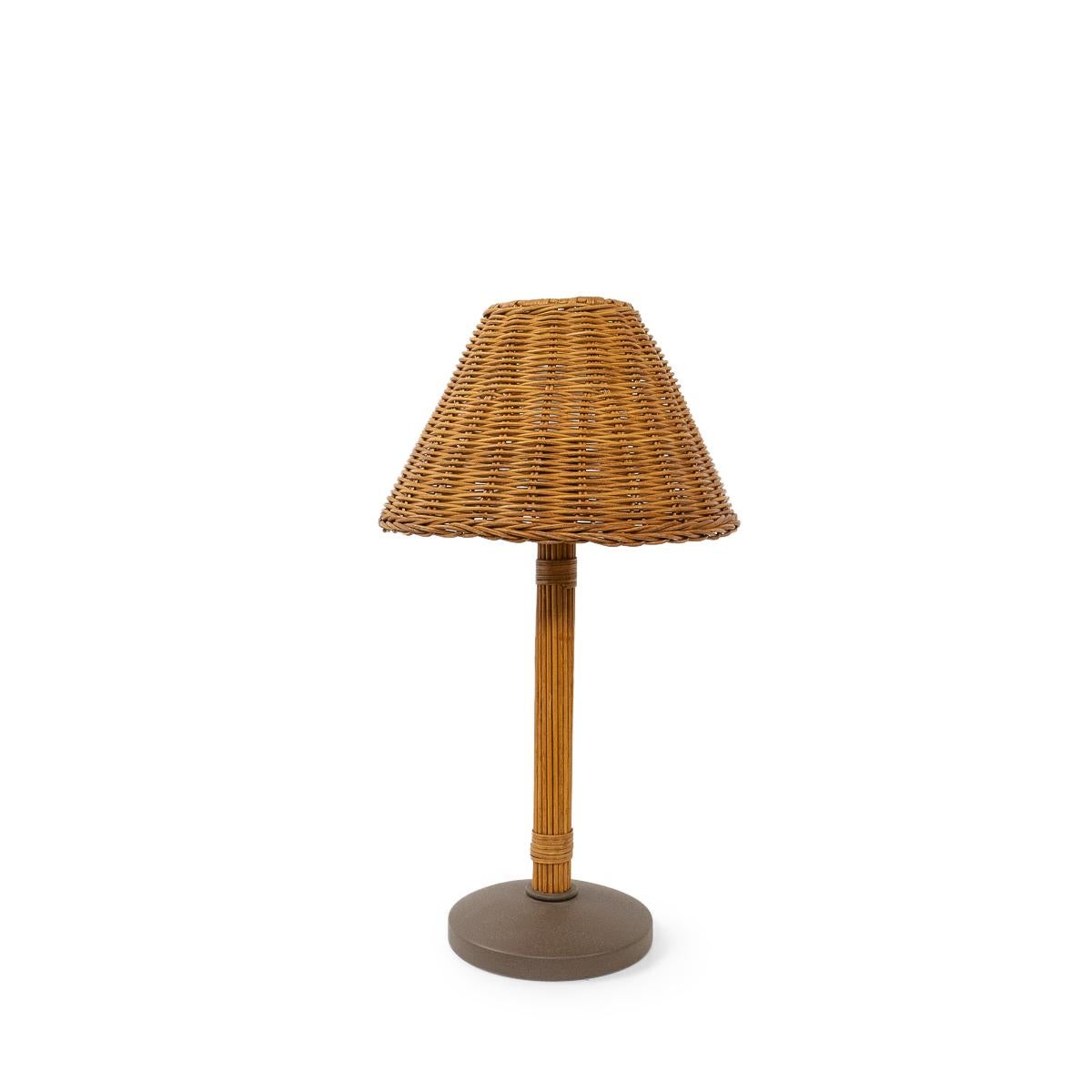 tischlampe mit rattanschirm