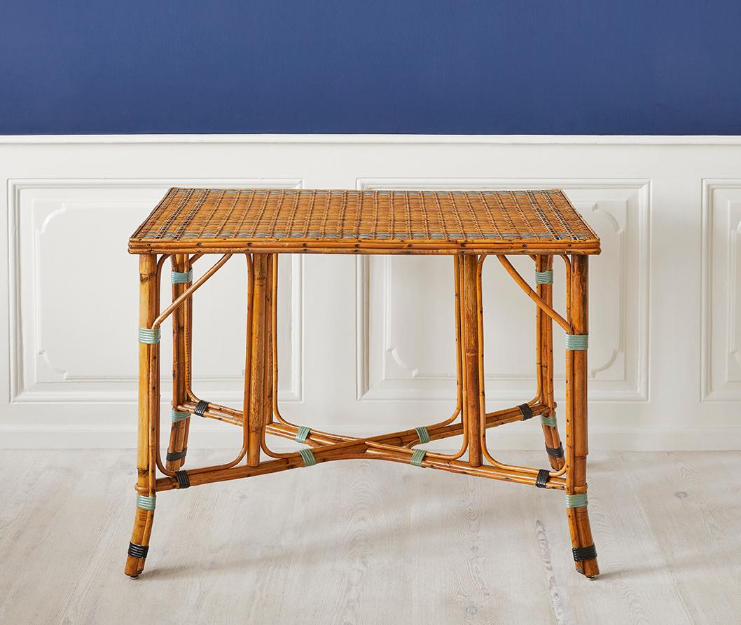 France, 1940's

Rattan table with elegant woven details.

Measures: H 71 x W 91 x D 61 cm.
   