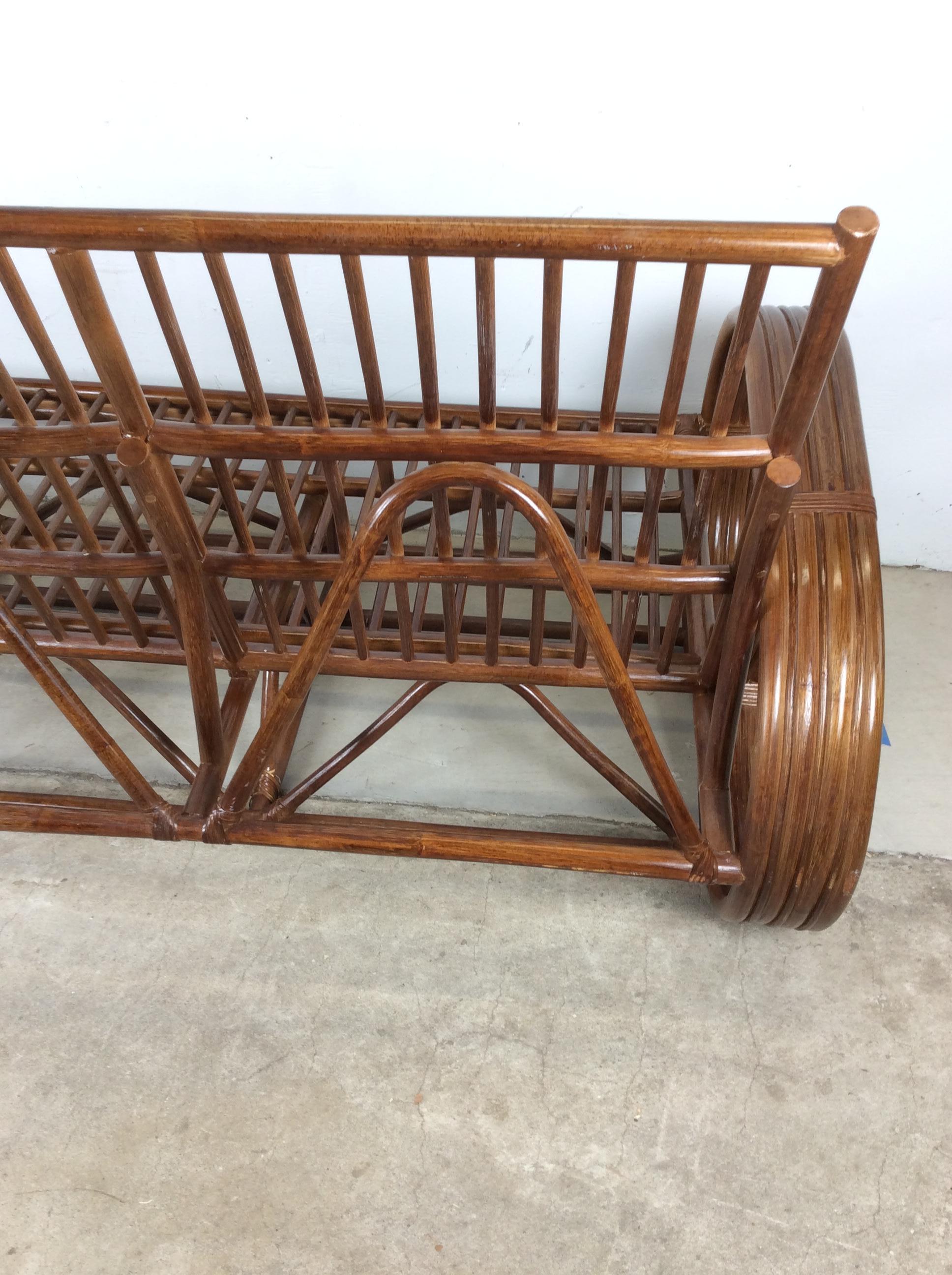 Canapé trois places en rotin vintage avec structure en vente 6