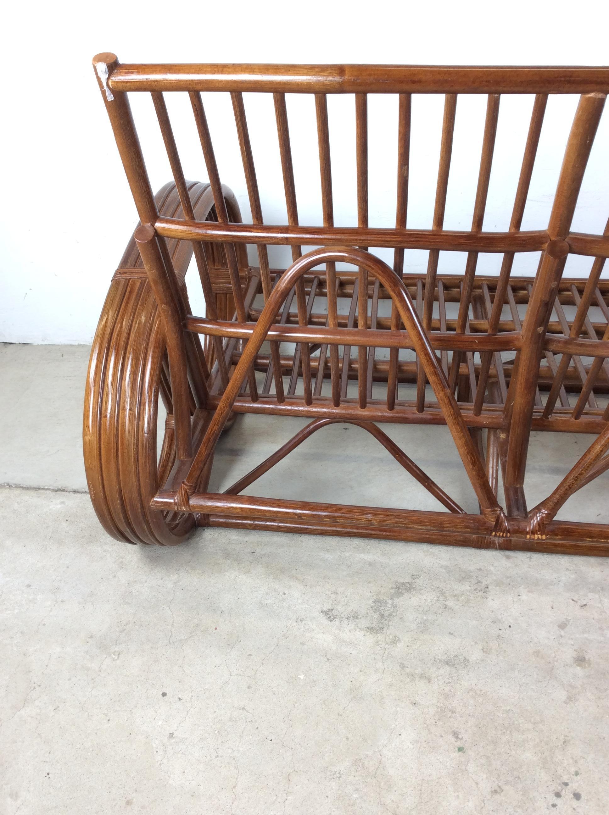 Canapé trois places en rotin vintage avec structure en vente 8