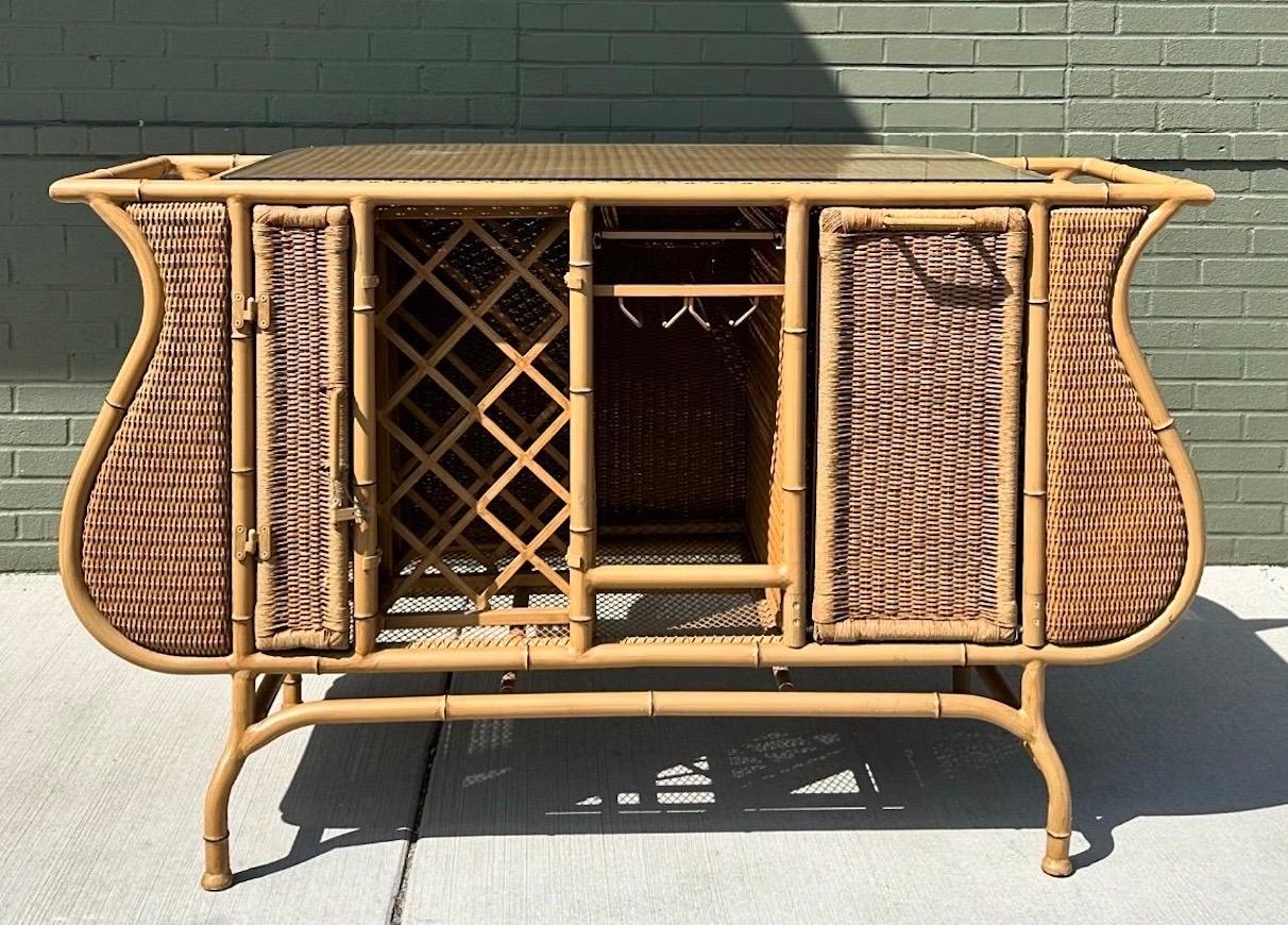 Notre bar Vintage Tiki est un mélange captivant de rotin et de métal. Doté d'un plateau en verre pour une touche d'élégance et d'une planche à découper extractible, ce bar allie style et fonctionnalité.

Dimensions : 63