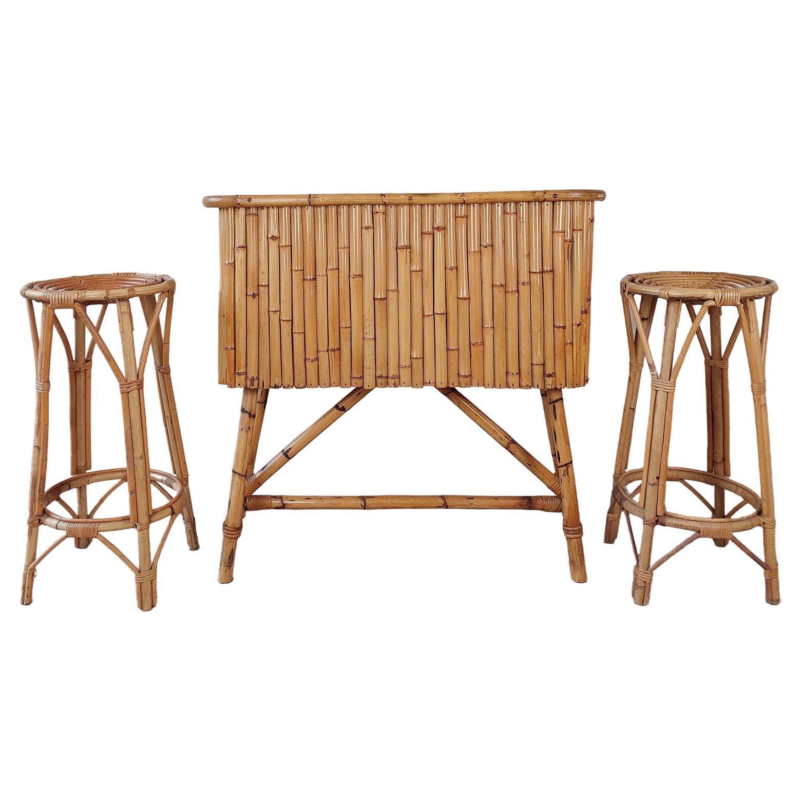 Vintage Tiki Bar-Set aus Rattan im Vintage-Stil mit zwei Rattanhockern