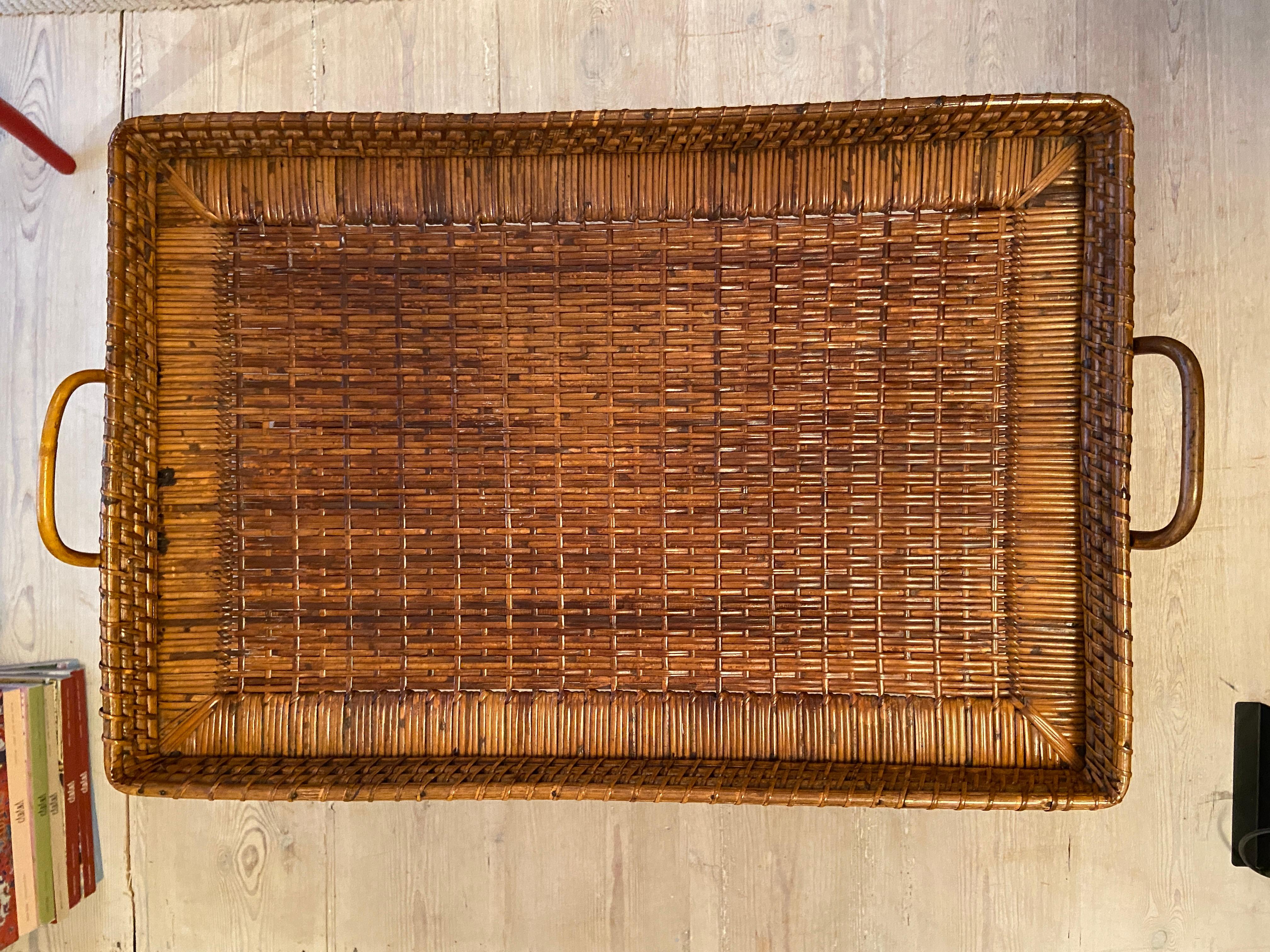 Vintage-Tabletttisch aus Rattan mit eleganten gewebten Details, Frankreich 1930er Jahre im Zustand „Gut“ in Copenhagen K, DK