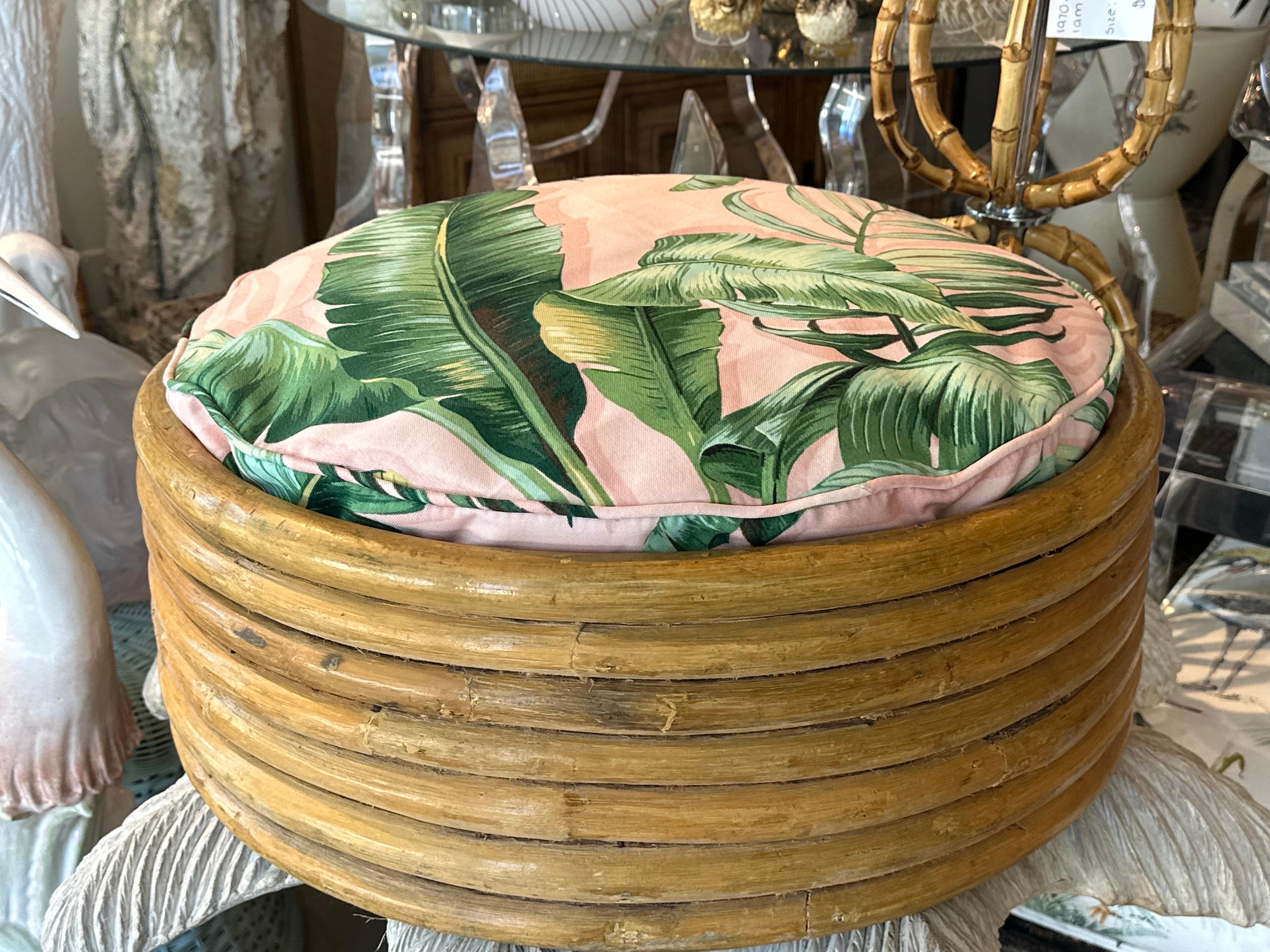 Tissu d'ameublement Lit pour chien de plage de palmier vintage en rotin tropical avec feuilles de feuilles de palmier en vente