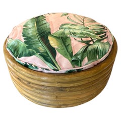Lit pour chien de plage de palmier vintage en rotin tropical avec feuilles de feuilles de palmier