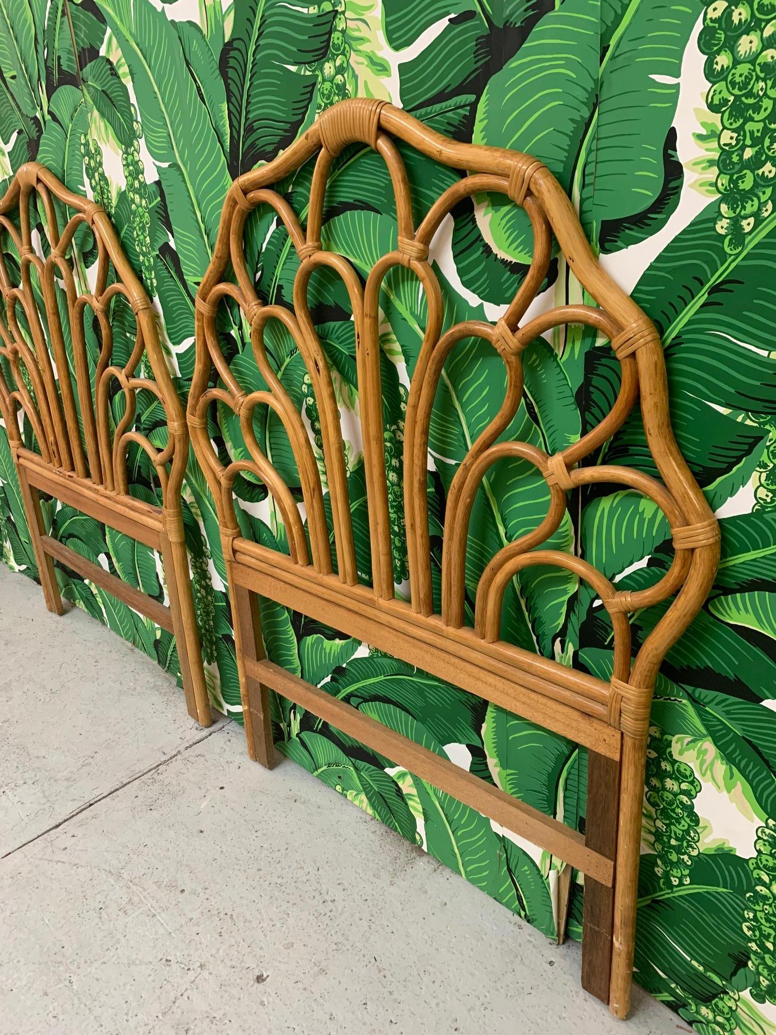 Une paire de têtes de lit jumeaux en rotin vintage apporte la touche parfaite à votre décor tropical. Associez-le à un siège Paul Frankl ou à un meuble Gabriella Crespi. Très bon état avec seulement des imperfections très mineures correspondant à