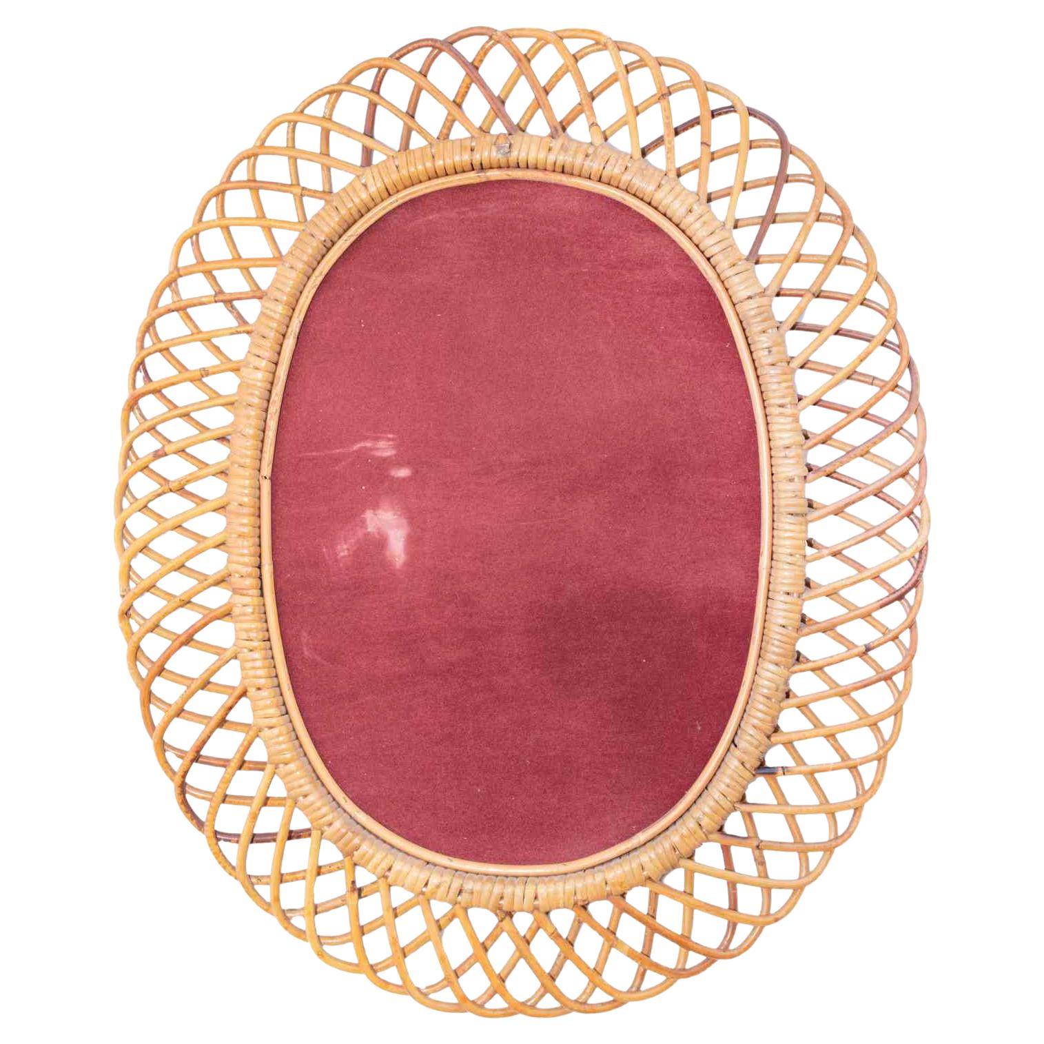 This Rattan Wall Mirror is an original decorative object manufactured by the Italian company Bonacina between 1950s/1960s.

The material of this mirror is the so-called midollino, that is rattan , a sort of climbing palm widespread in tropical and