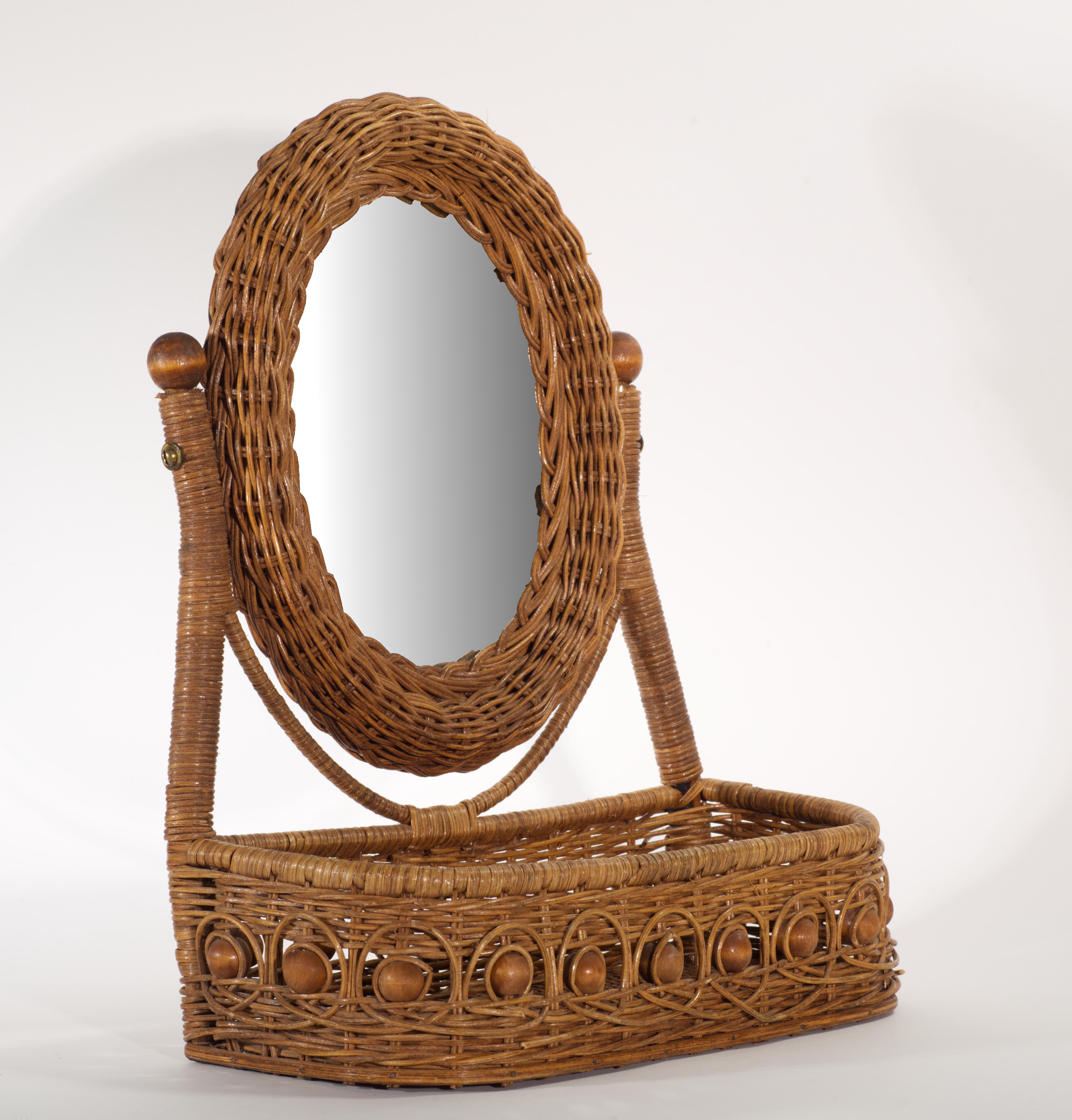 Miroir de table ovale de style campagne française vintage avec plateau de rangement présente une combinaison de perles d'osier et de bois. Le large plateau rectangulaire aux coins arrondis offre un profond compartiment de rangement ; le miroir ovale